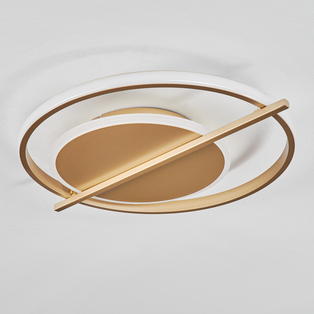 Eine moderne Deckenleuchte mit goldfarbenem und weißem kreisförmigem Design. Sie hat einen goldenen Balken in der Mitte.