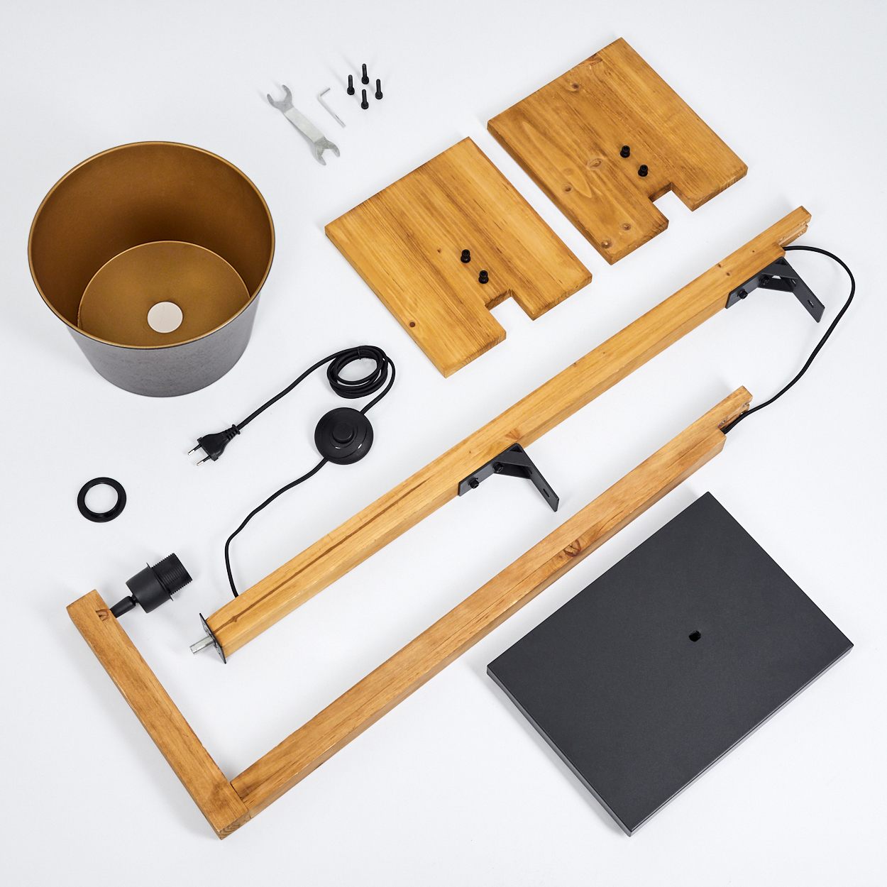 Zerlegte Lampenteile auf Weiß. Enthält Holzrahmen, Sockel, Schirm, Hardware und ein Netzkabel mit Fußschalter.