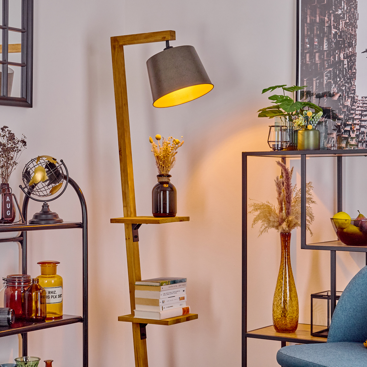 Ein Raum mit einer Holzlampe, Regalen mit Dekor, einem Globus und einem blauen Stuhl. Verschiedene Vasen und Bücher sind ebenfalls vorhanden.