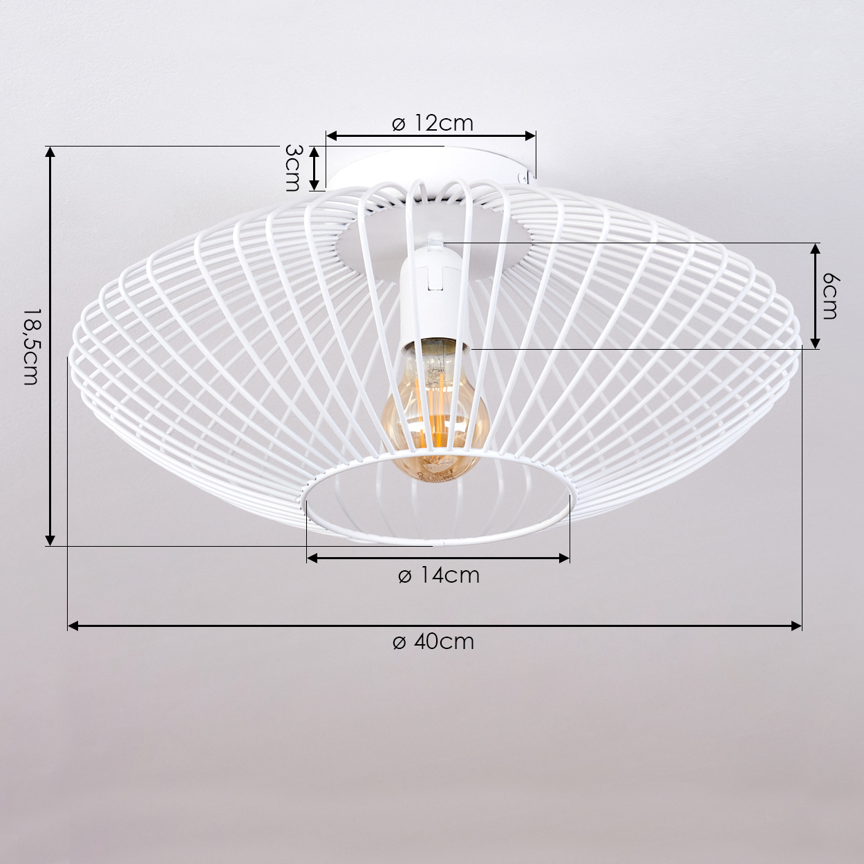 Weiße Deckenlampe mit Drahtrahmen und sichtbarer Glühbirne, Maße beschriftet. Hintergrund ist schlicht weiß.