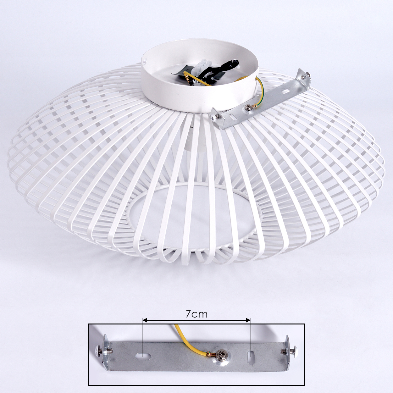 Weiße, moderne Deckenlampe. Sie hat einen runden, käfigartigen Schirm mit offenem Oberteil. Inklusive Halterung und Verkabelung.