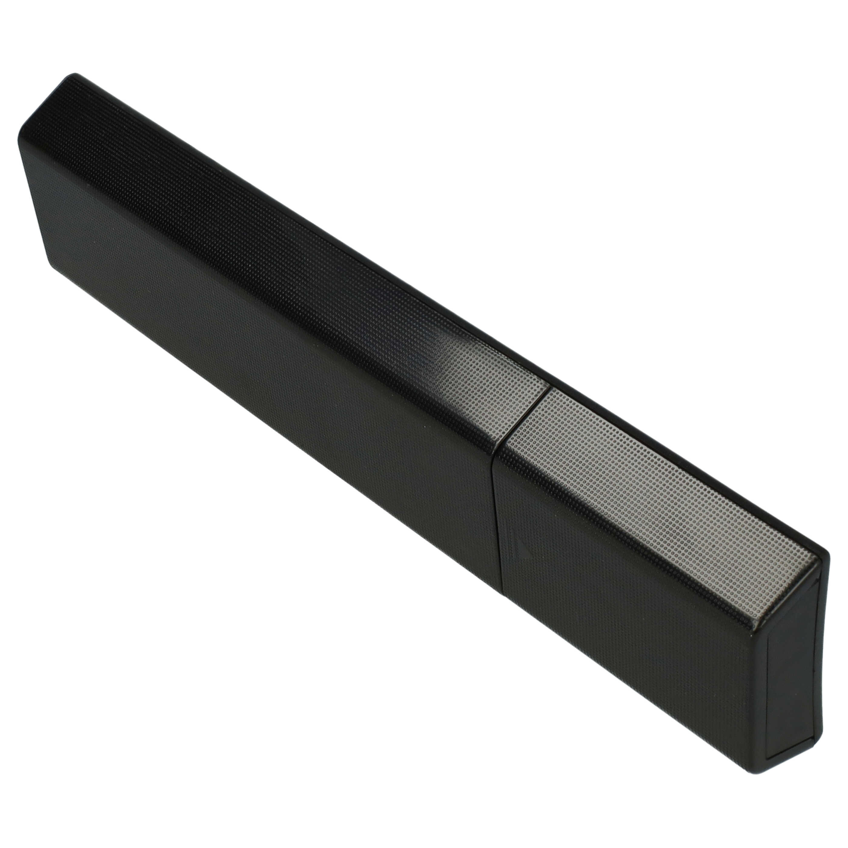Eine schwarze, rechteckige Soundbar auf weißem Hintergrund. Es hat eine strukturierte Oberfläche und ein leicht abgewinkeltes Design.