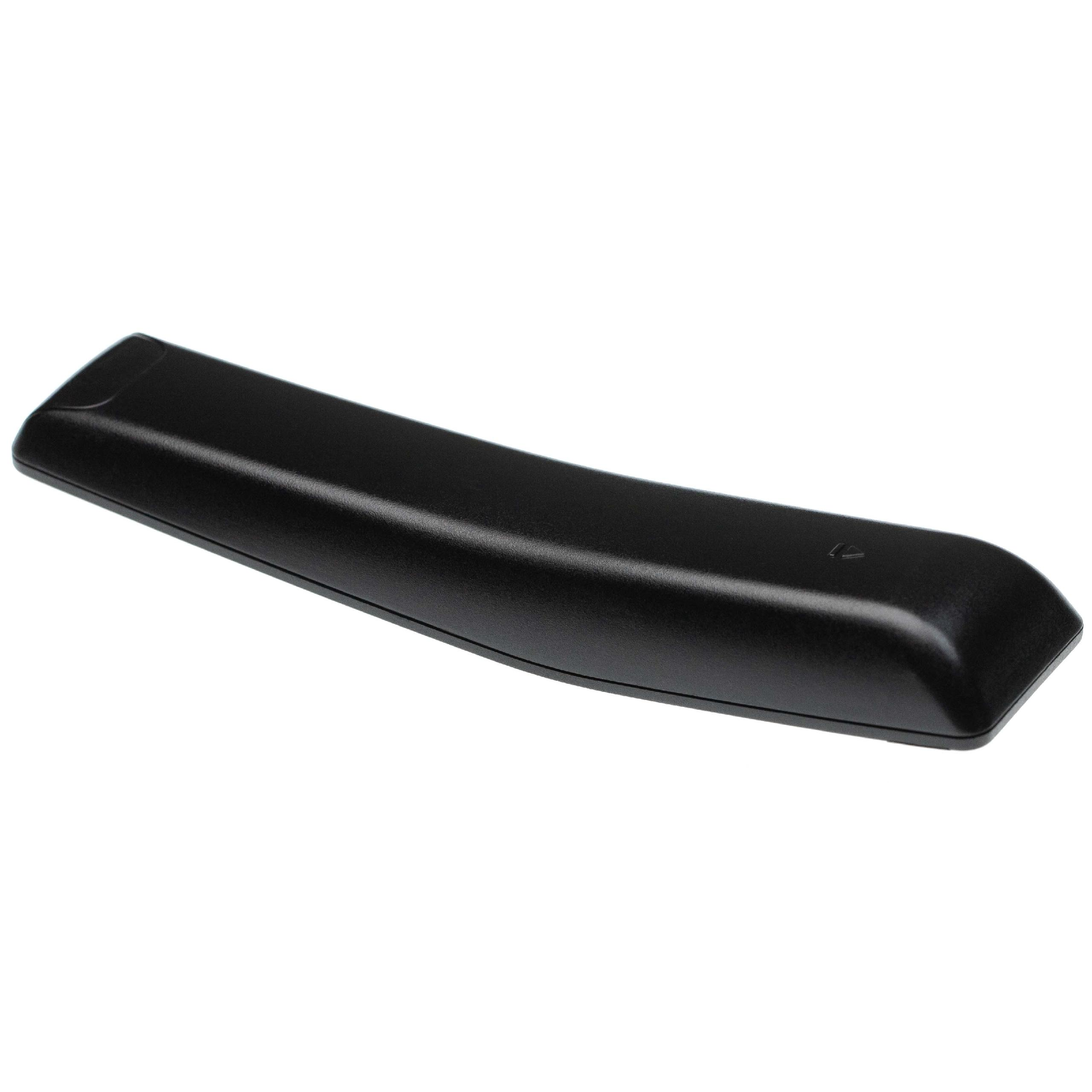 Eine schwarze Fernbedienung mit geschwungenem Design liegt auf weißem Grund. Die Fernbedienung ist glatt und glänzend.