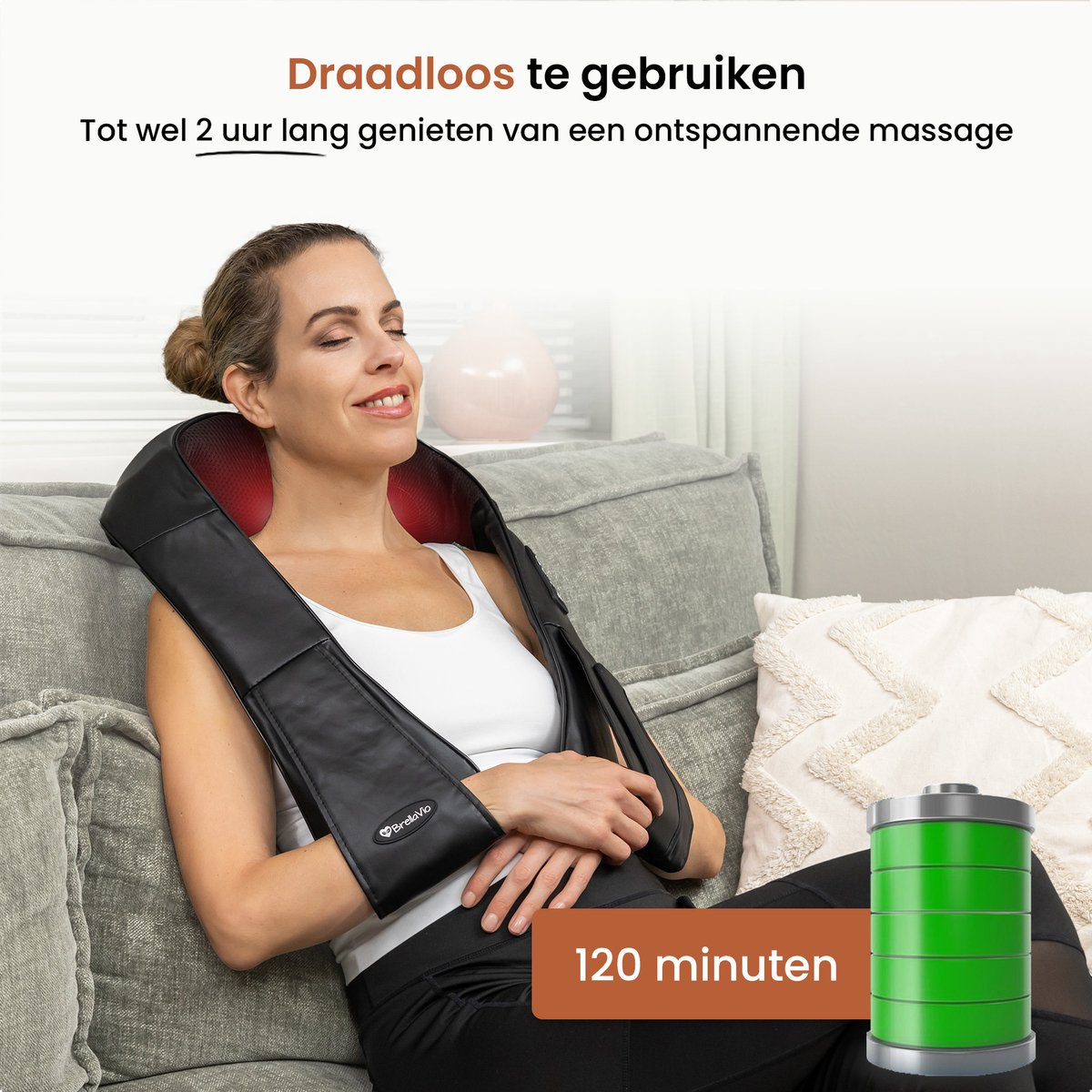 Een vrouw ontspant met een nekmassager. Een batterijpictogram toont 120 minuten gebruik. De scène speelt zich af op een bank.
