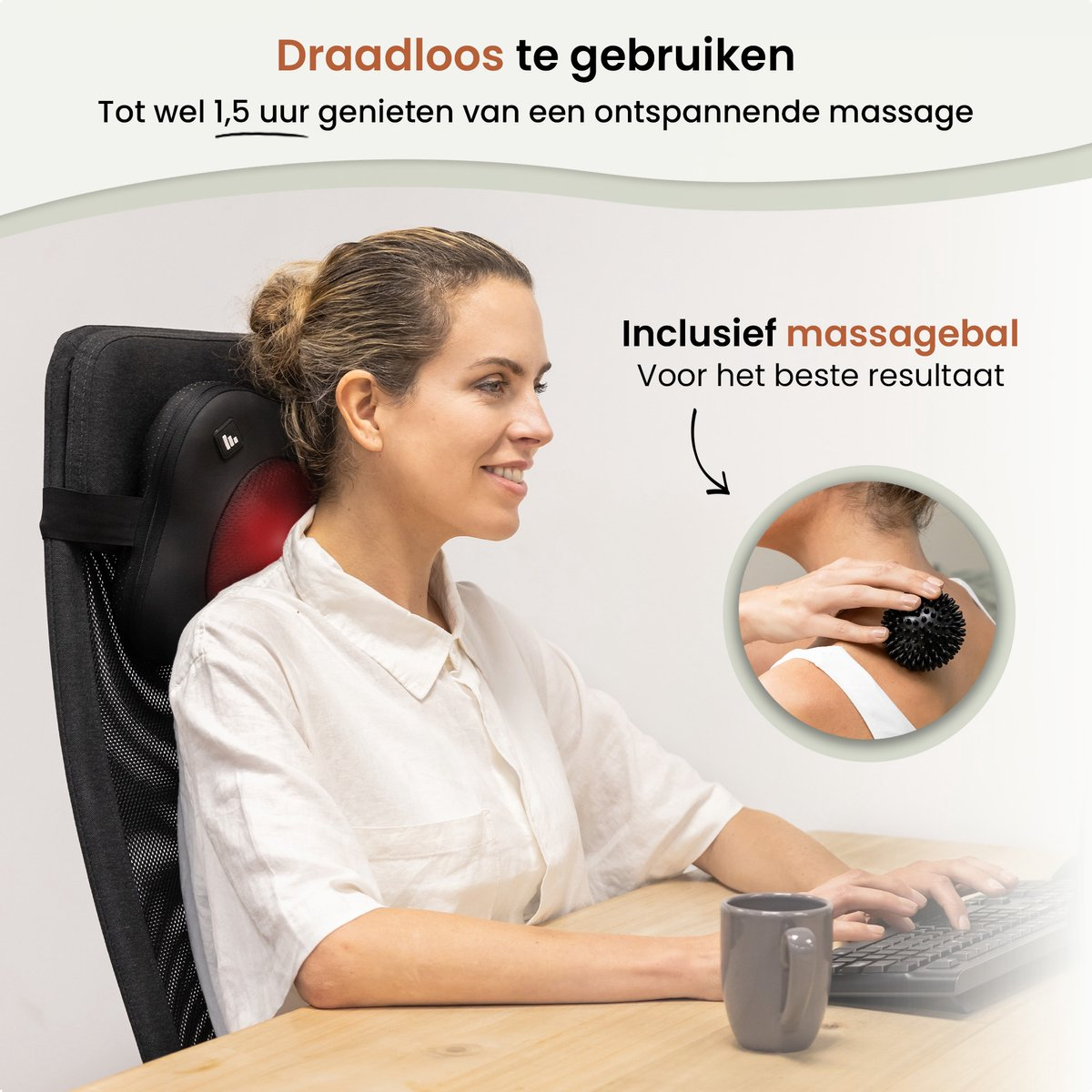 Vrouw die een massageapparaat op haar nek gebruikt, zittend aan een bureau met een toetsenbord en een mok. Een massagebal wordt ook getoond.