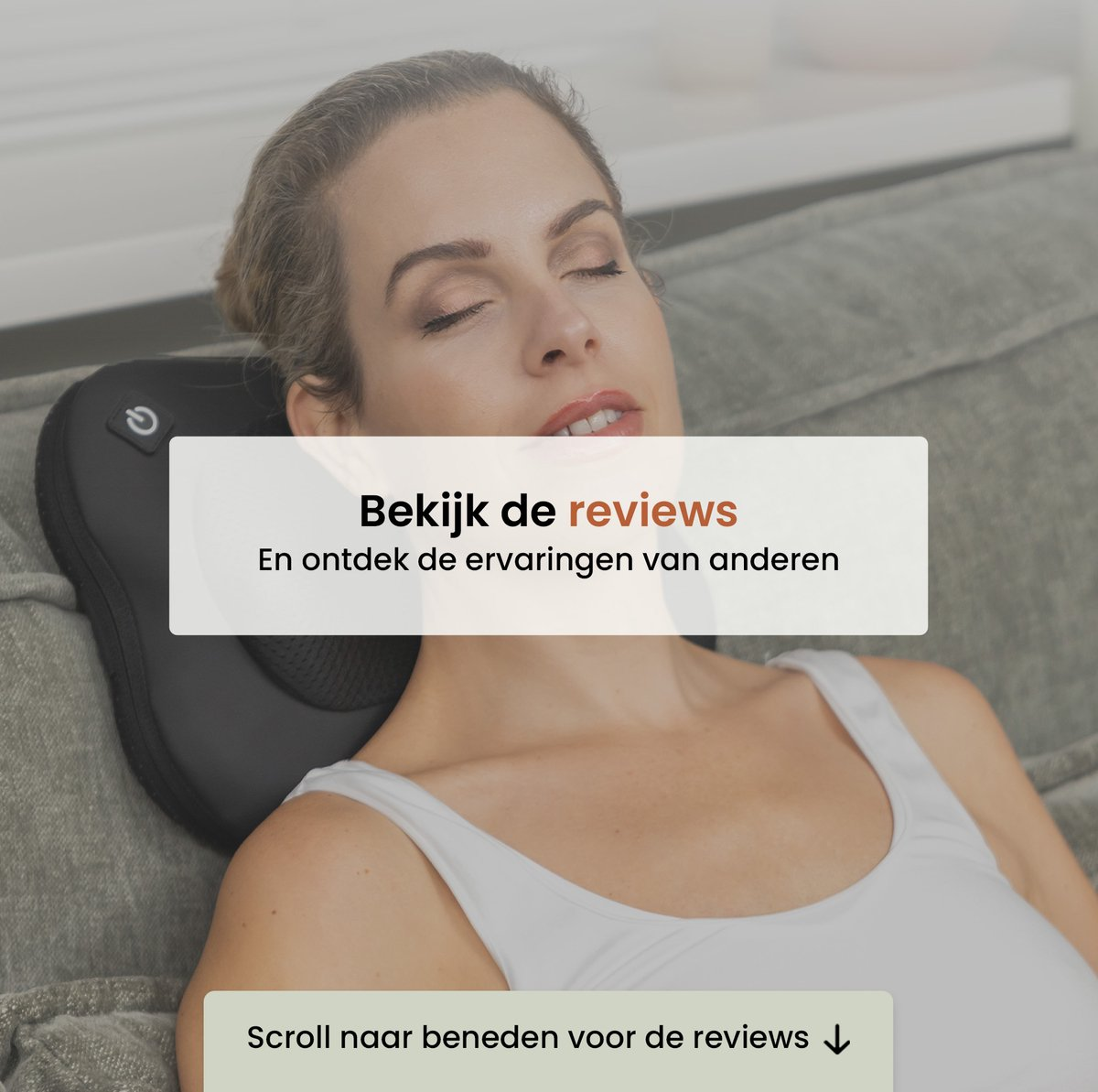 Een vrouw ligt met gesloten ogen op een grijze bank. Een zwarte nekmassager ligt achter haar hoofd. Tekst verschijnt op de afbeelding.