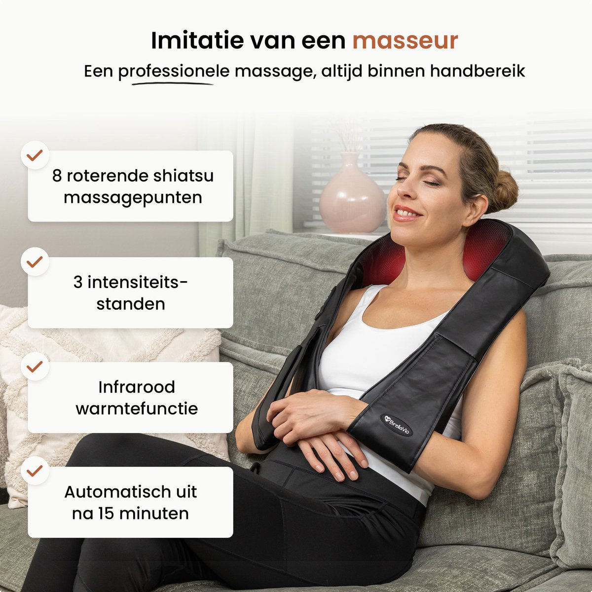 Vrouw met een zwart massageapparaat op een bank. Tekst benadrukt functies zoals 8 shiatsu massagepunten, 3 intensiteitsniveaus en infrarood.