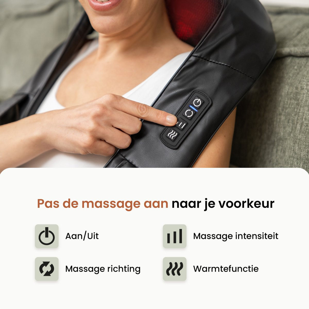 Een vrouw stelt een zwart massageapparaat op haar schouders af. Het apparaat heeft knoppen voor stroom, intensiteit, richting en warmte.