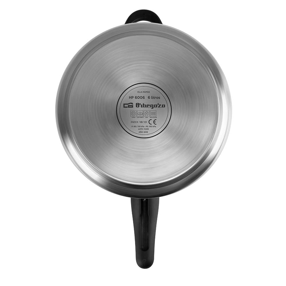 Garnek ze stali nierdzewnej z czarnym uchwytem. Spód z napisem Orbegozo HP 6006, 6 litrów.