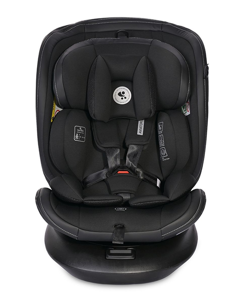 Schwarzer Babysitz. Er hat eine Kopfstütze, Sicherheitsgurte und eine Basis. Weiße Nähte umranden den Sitz.