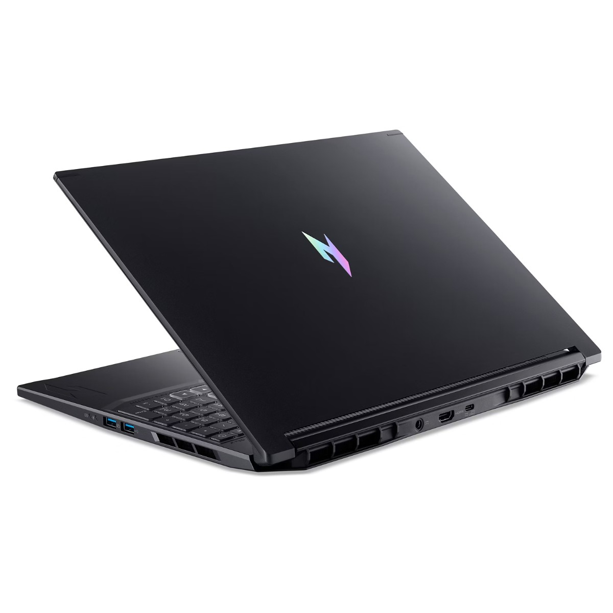 Un laptop nero è aperto ad angolo su una superficie bianca. Il coperchio mostra un logo colorato. La tastiera è visibile e i bordi hanno porte.