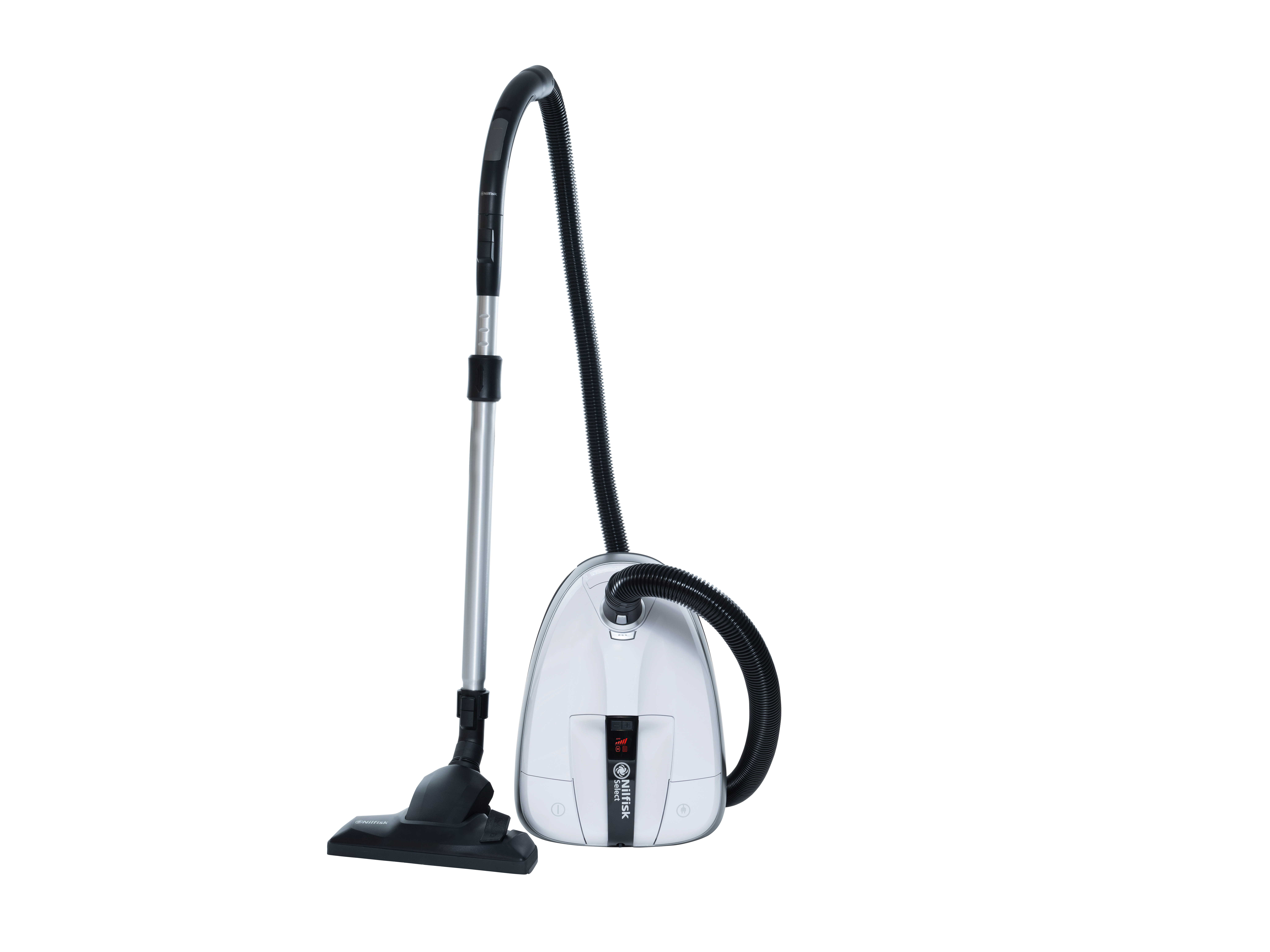 Biały odkurzacz Nilfisk ze srebrną rurą i czarnym wężem na białym tle. Odkurzacz jest w pozycji pionowej.