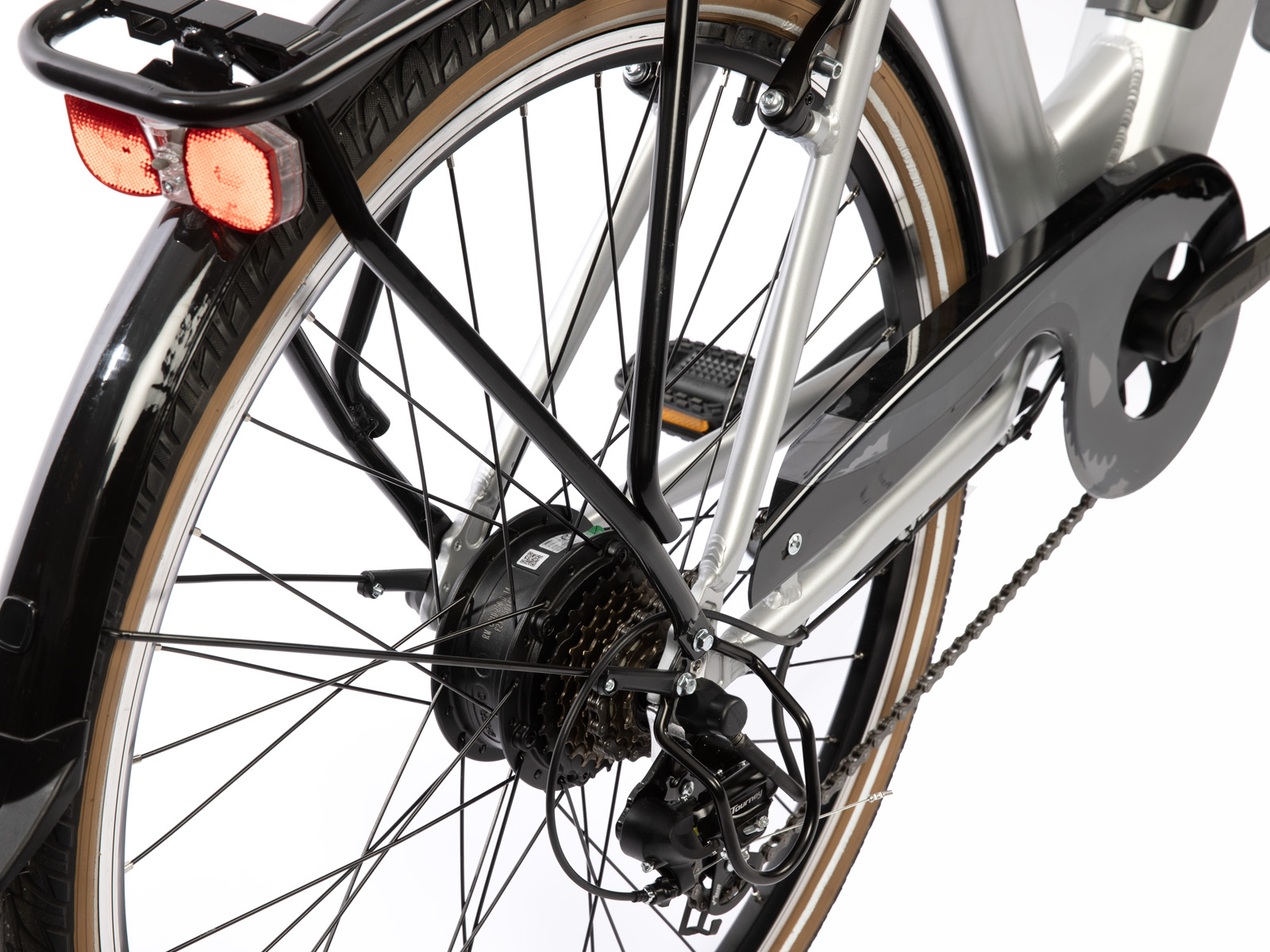 Achterwiel van een fiets. Het wiel, een zwart spatbord en een rode reflector zijn zichtbaar. De ketting en tandwielen zijn ook zichtbaar.