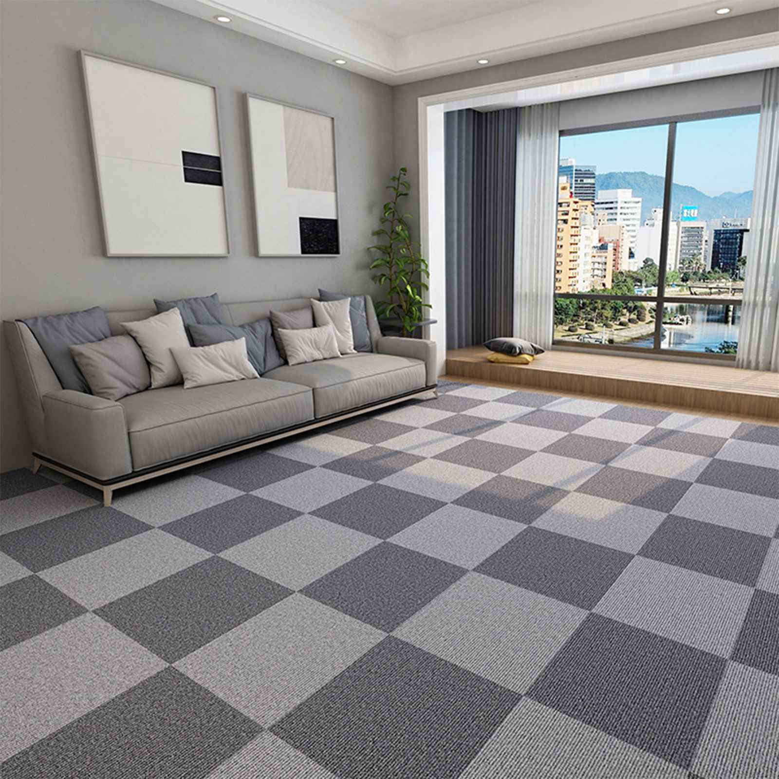 Ein Wohnzimmer mit Schachbrettmuster, grauem Sofa und Fenster mit Blick auf eine Stadt.