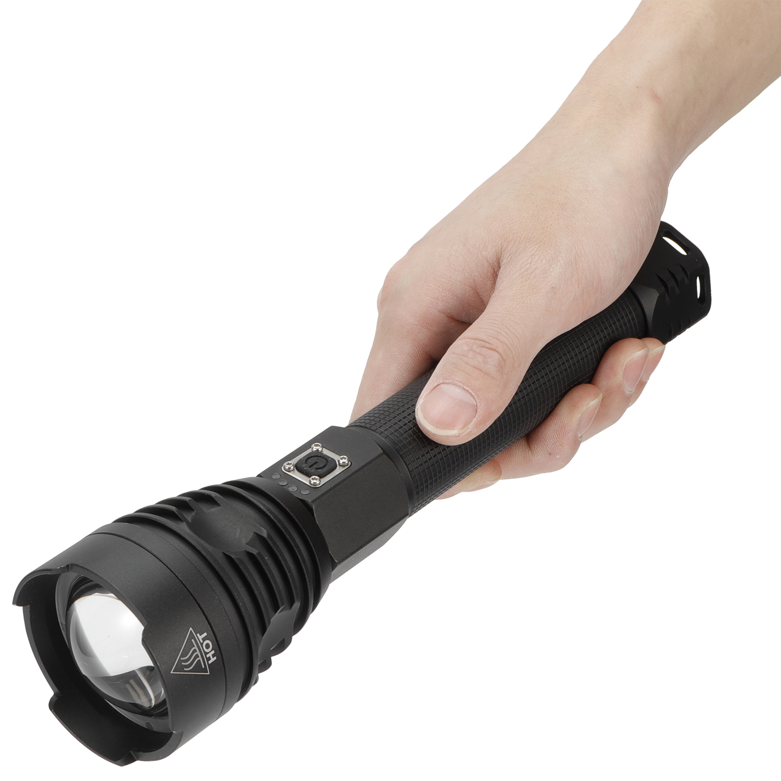 Eine Hand hält eine schwarze Taschenlampe. Die Taschenlampe hat eine Linse, einen Knopf und einen strukturierten Griff.