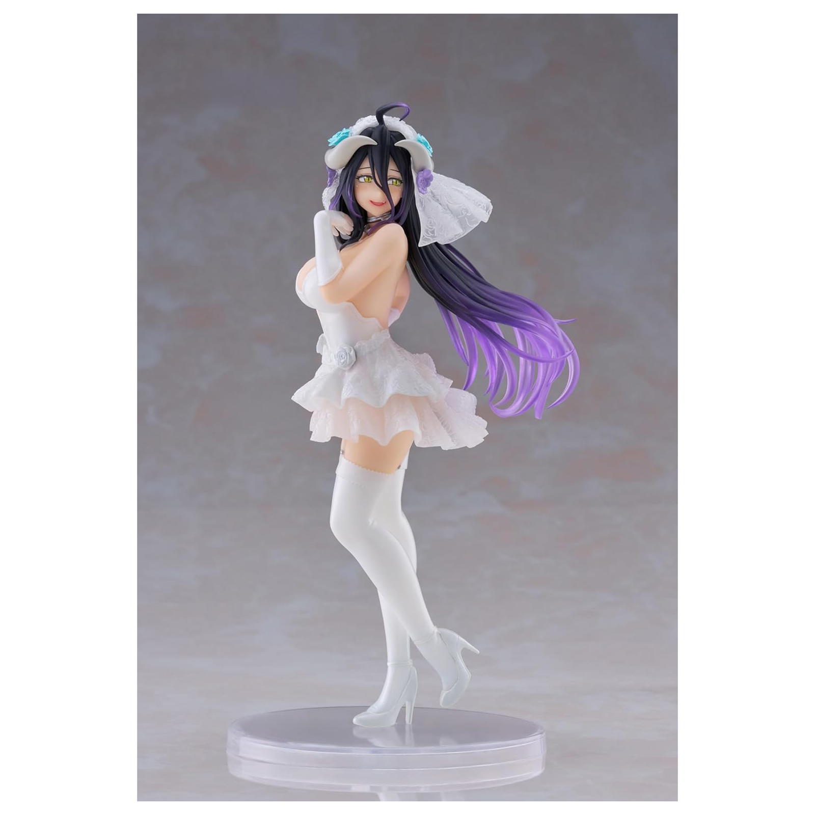 Anime-Figur einer Frau in einem weißen Hochzeitskleid. Sie hat lange schwarze und lila Haare und trägt einen Schleier. Sie steht auf einer klaren Basis.