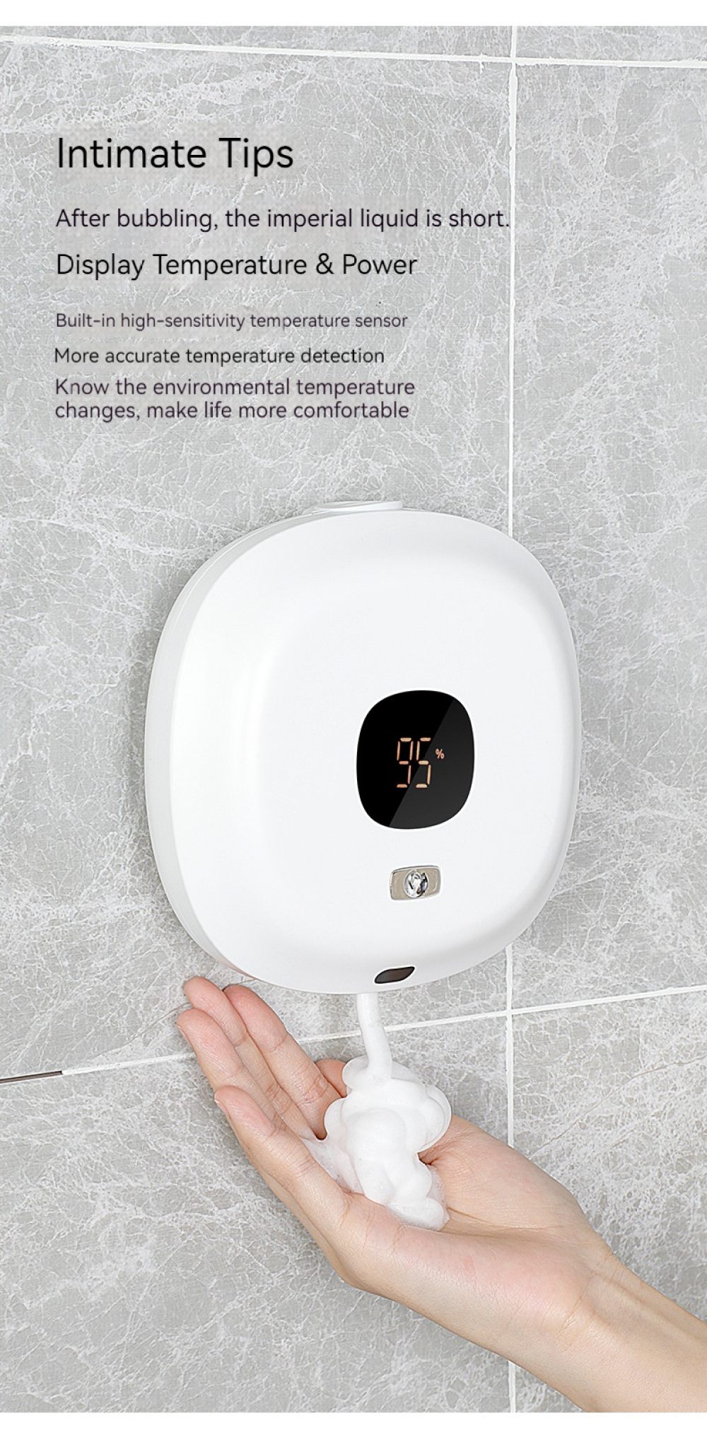 Ein weißer Seifenspender, eine Hand empfängt Schaum. Auf dem Bildschirm wird die Temperatur 95% angezeigt. Grauer Fliesenhintergrund.