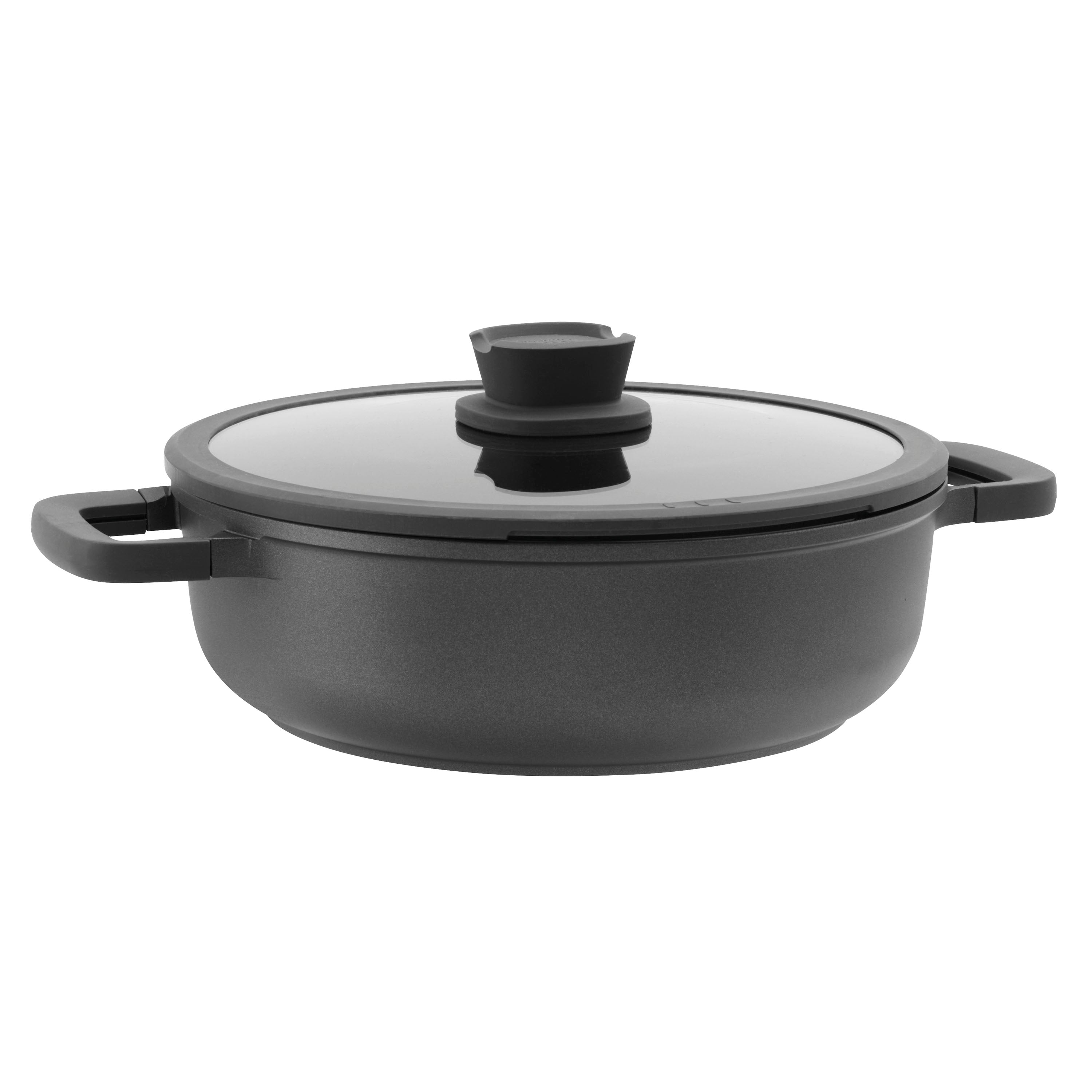 Een donkergrijze kookpot met glazen deksel en twee handvatten. Geïsoleerd op witte achtergrond.