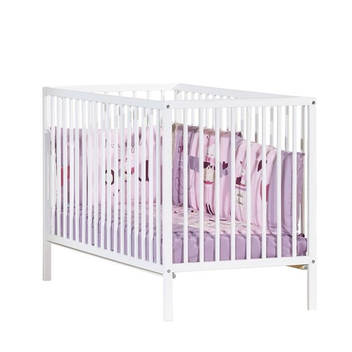 Una cuna blanca con ropa de cama rosa. La cuna tiene barras verticales y está llena de almohadas y una colcha con figuras de dibujos animados.