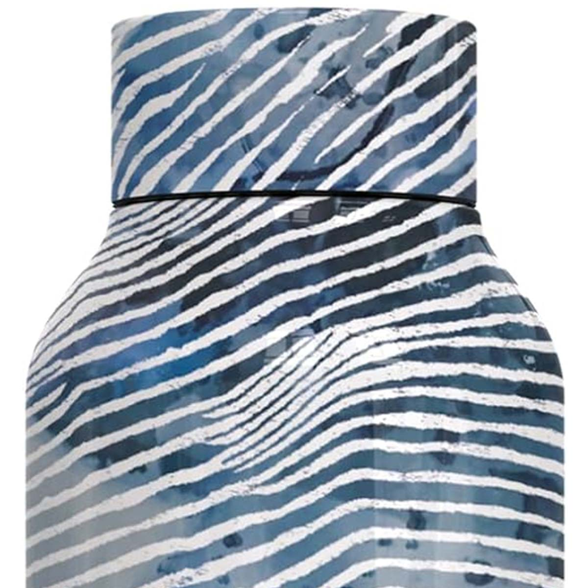 Primo piano di una borraccia con un motivo a strisce zebrate blu e bianche. Una sottile fascia nera separa il collo e il corpo.