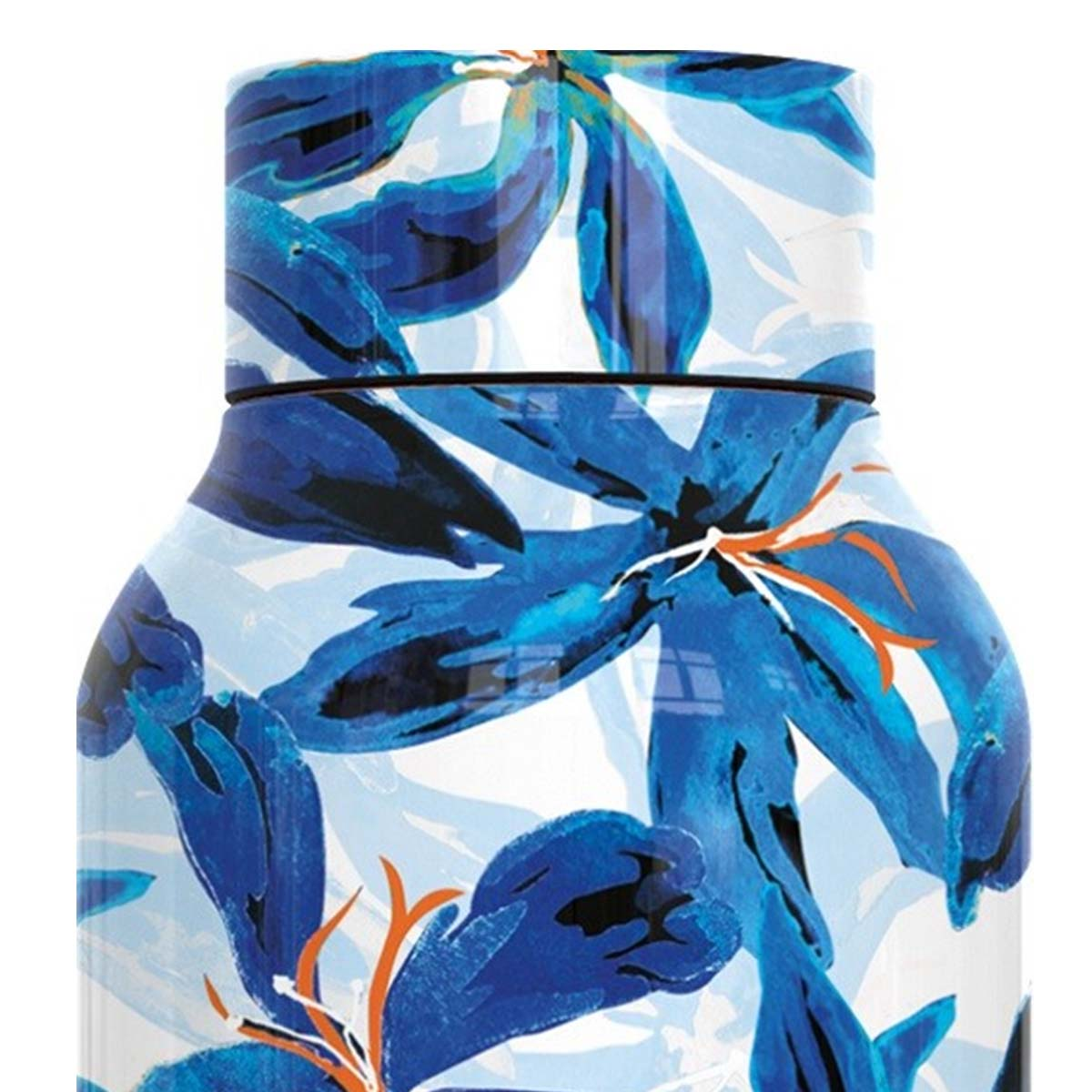 Primo piano di una bottiglia d'acqua con un design floreale. Fiori blu con accenti arancioni stampati su sfondo bianco.