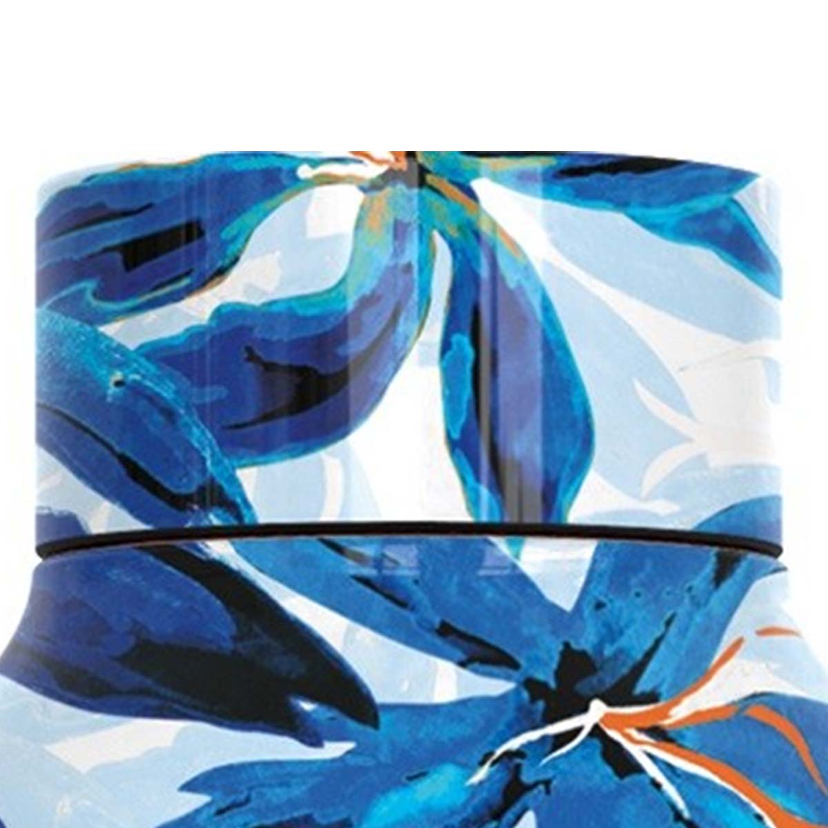 Primo piano di un oggetto cilindrico con un motivo floreale. Il motivo presenta fiori blu e bianchi con accenti arancioni su sfondo bianco.