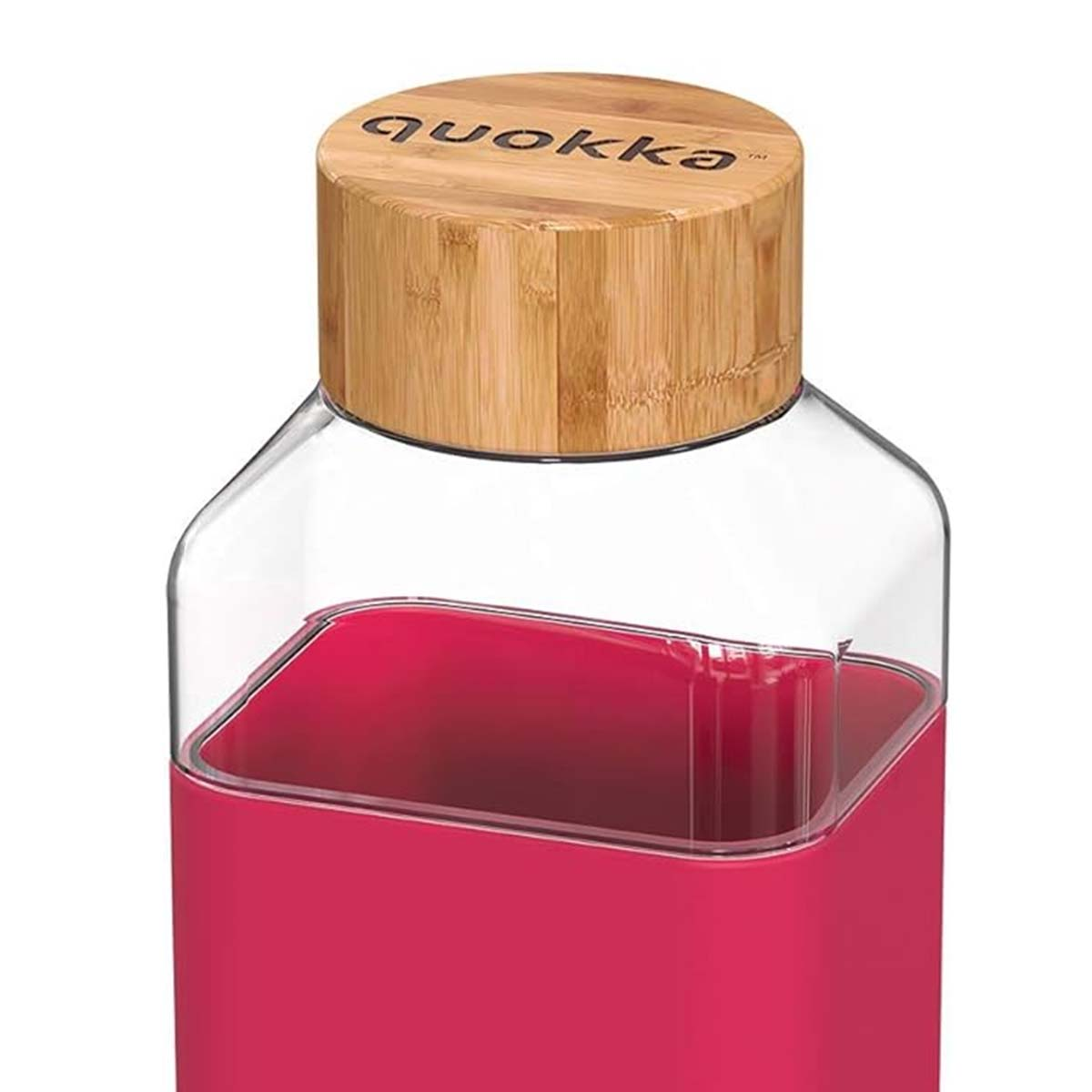 Eine transparente Wasserflasche mit Holzdeckel, gefüllt mit rosa Flüssigkeit. Die Flasche hat einen rosa Boden und den Markennamen 'quokka'.