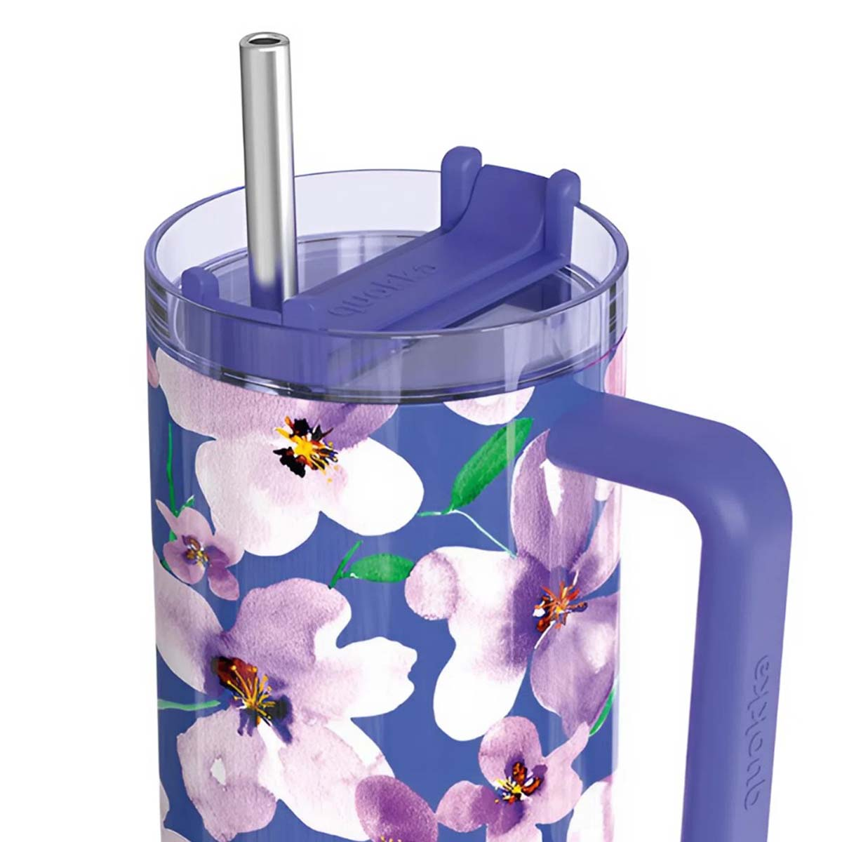 Ein floraler Becher mit lila Griff und Deckel, einem silbernen Strohhalm und Blumen auf blauem Hintergrund.