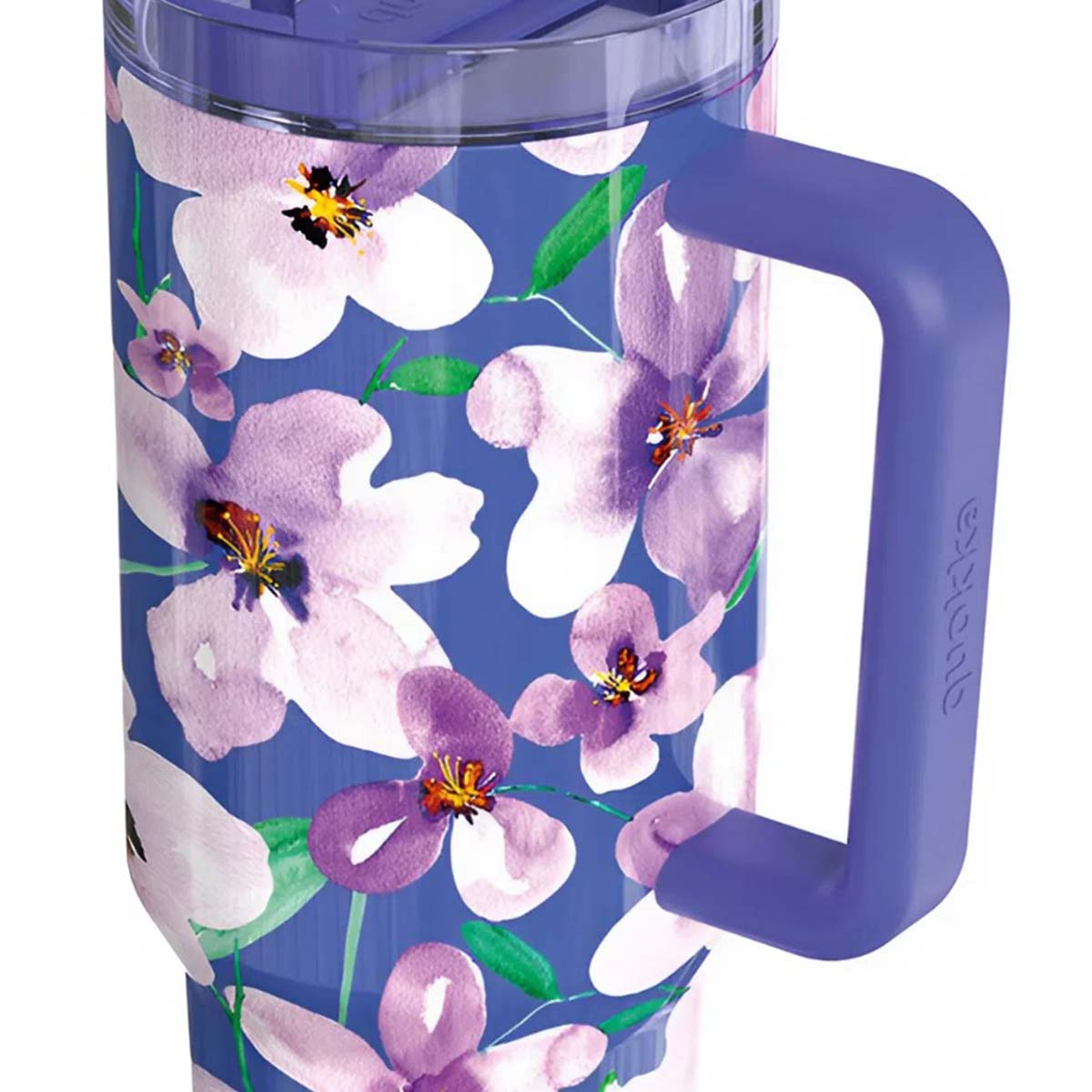 Ein floraler Becher mit lila Blumen auf blauem Grund. Er hat einen lila Griff und Deckel.