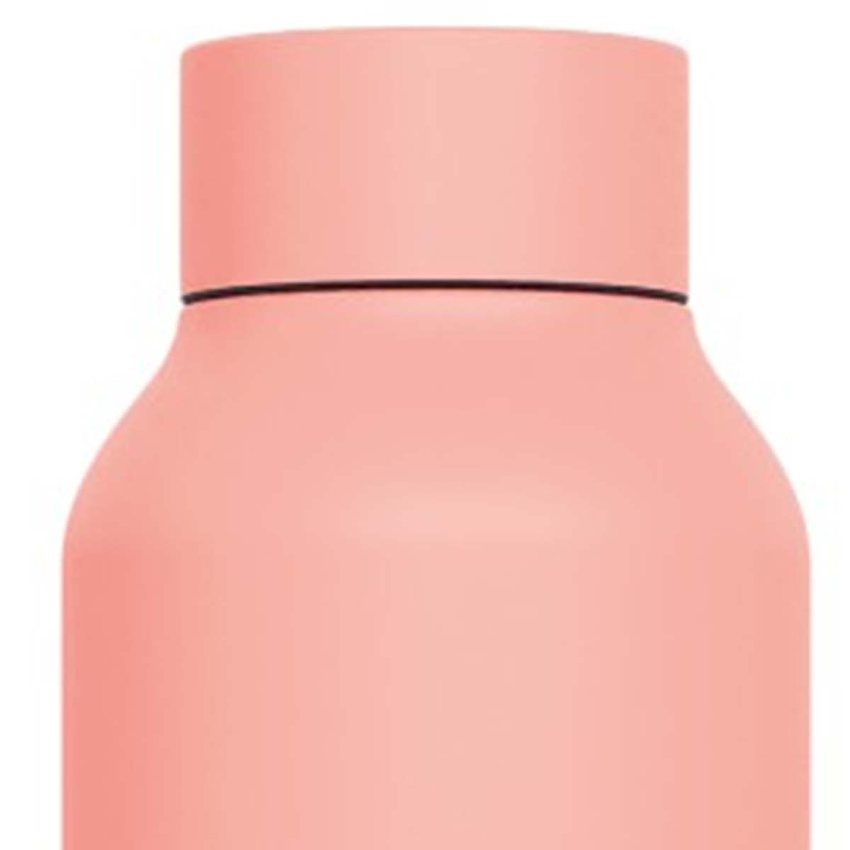 Primer plano de una botella rosa. La botella tiene una tapa cilíndrica, una línea negra y una base redondeada. El fondo es blanco.