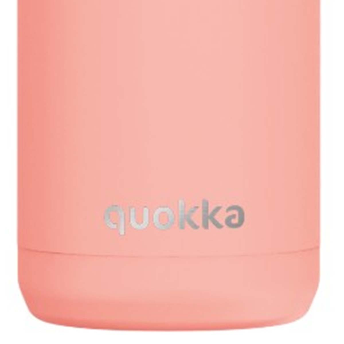 Primer plano de una botella de agua rosa quokka. El nombre de la marca "quokka" está impreso en plata. El fondo es rosa liso.
