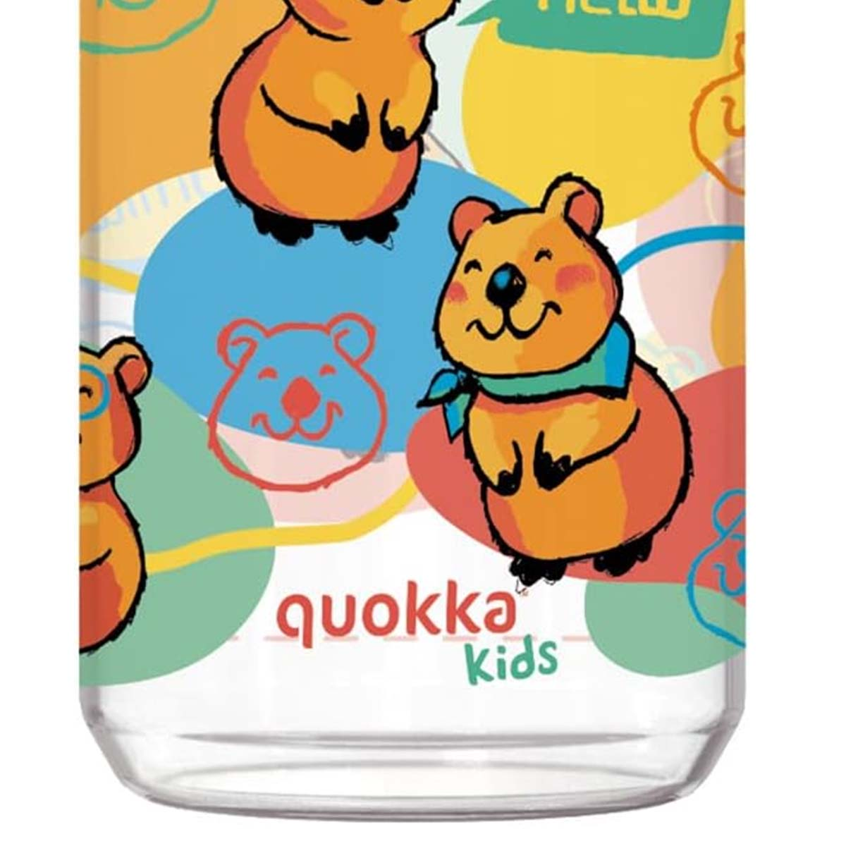 Eine klare Flasche mit orangefarbenen Bärenillustrationen auf buntem Hintergrund. Das Wort "quokka kids" ist auf der Flasche geschrieben.