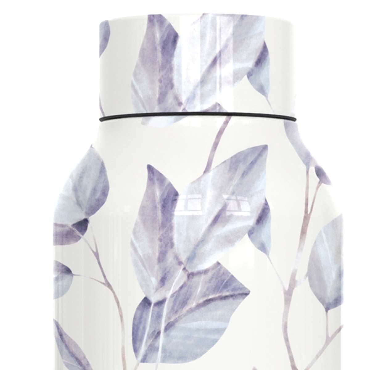 Primer plano de una botella de agua blanca con un estampado floral de hojas y ramas azul grisáceas. Una banda negra rodea la parte superior.