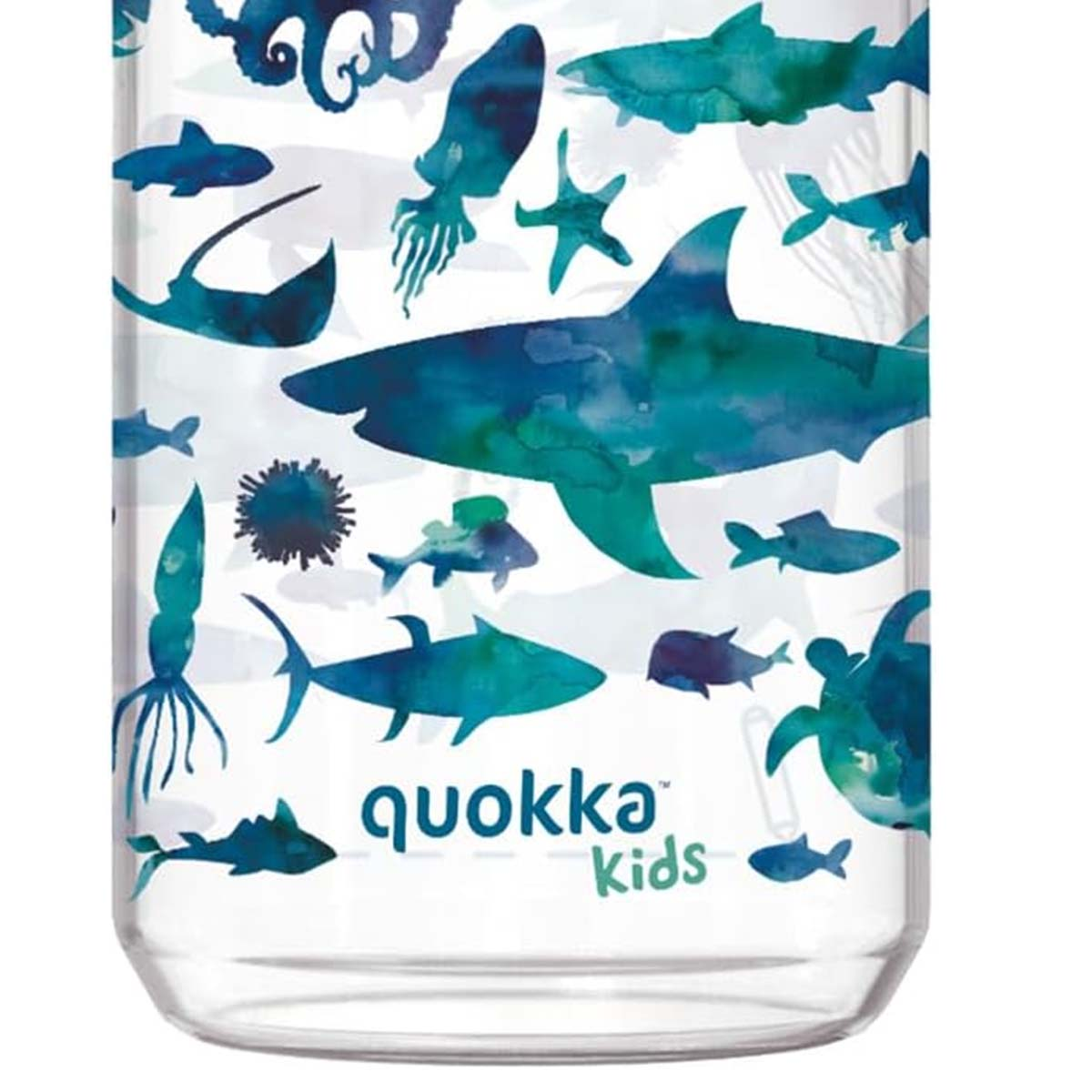 Una bottiglia d'acqua trasparente con creature marine blu e verdi, tra cui squali, pesci e calamari. Visibile il logo Quokka Kids.