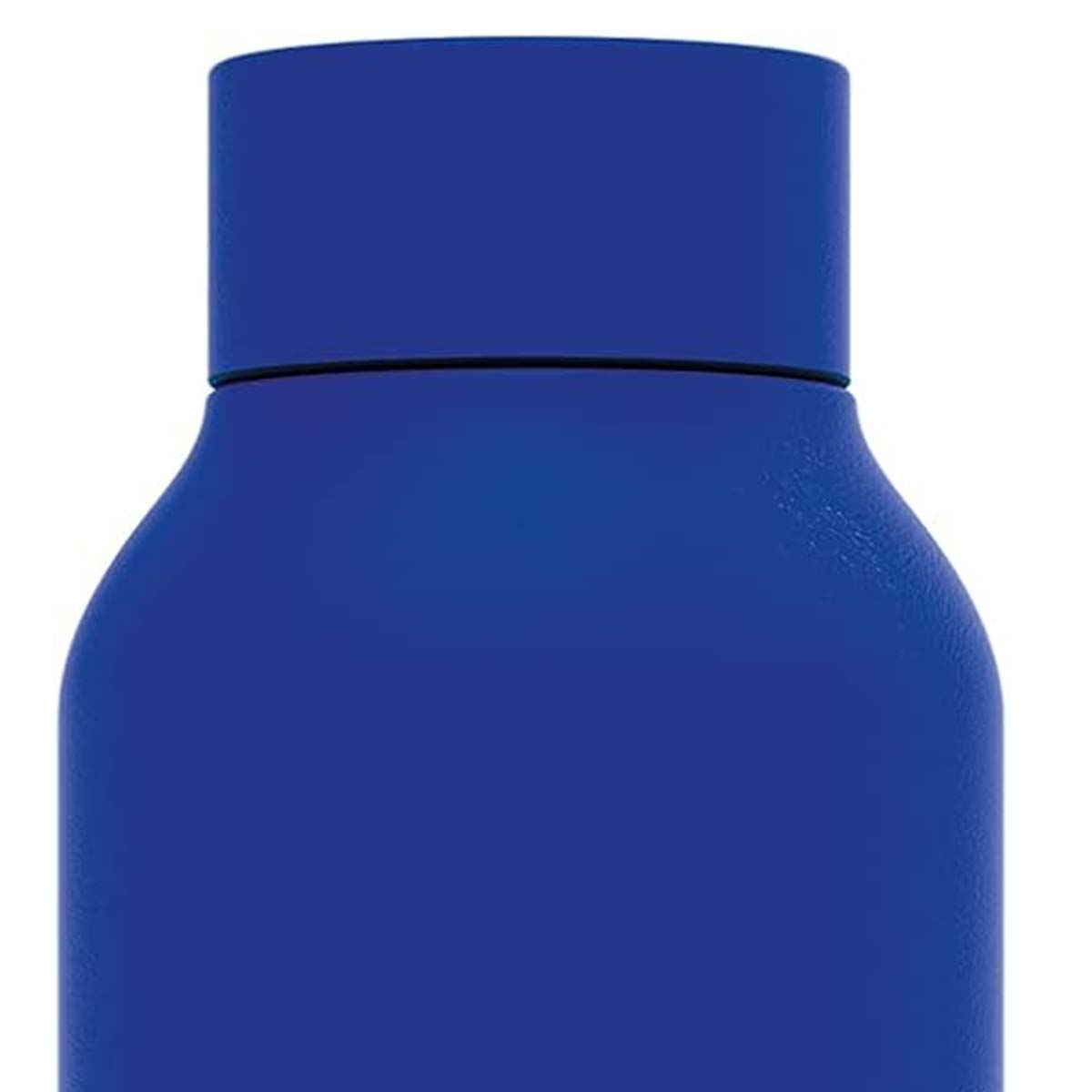 Primer plano de una botella azul. La botella tiene una tapa cilíndrica y un cuerpo redondeado. El fondo es blanco.