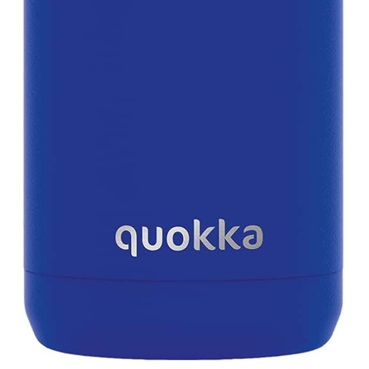 Una botella de agua azul con la marca 'quokka' en letras plateadas.
