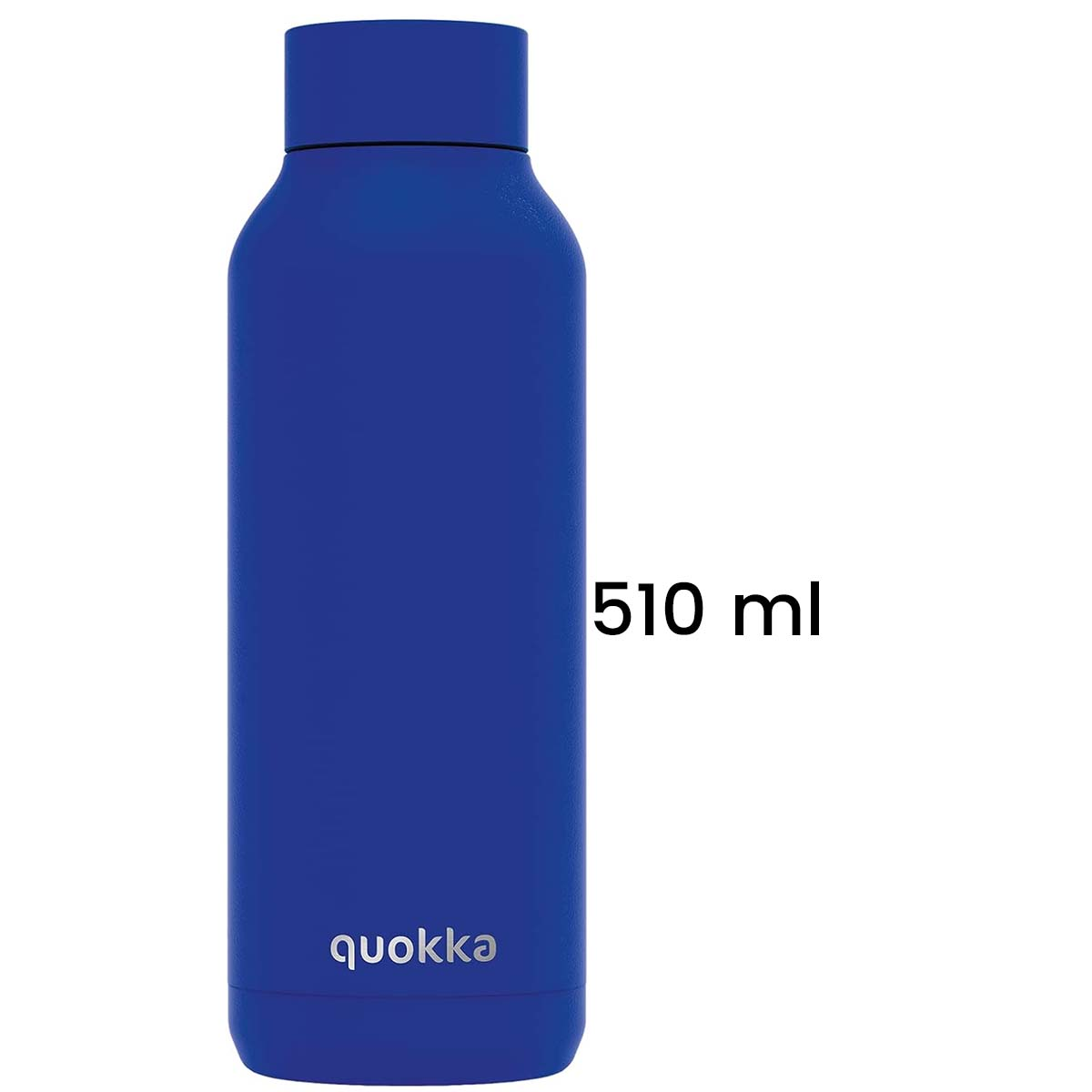 Una botella de agua azul Quokka, 510 ml, sobre un fondo blanco. La botella tiene tapa y la marca es visible.