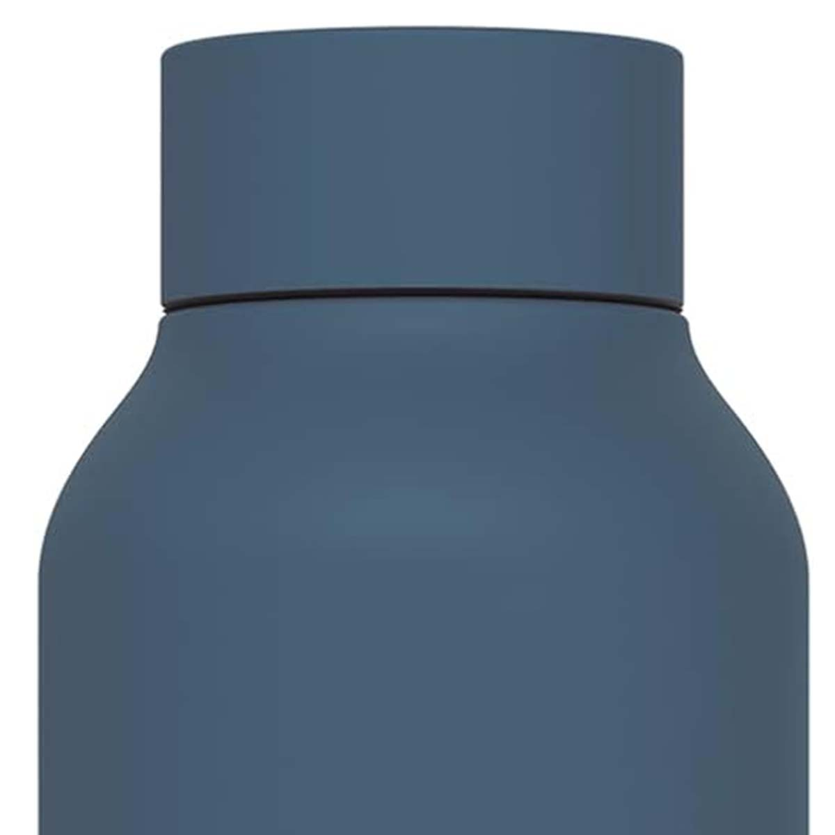 Primer plano de una botella de agua azul. La botella tiene una tapa cilíndrica, un anillo negro estrecho y un cuerpo más ancho.