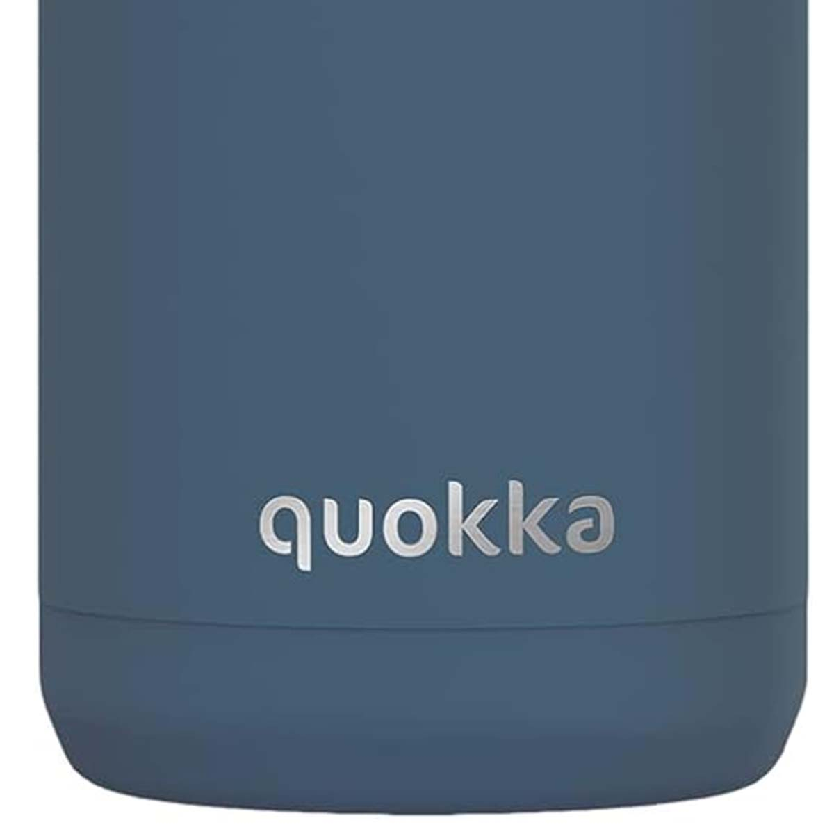 Una botella de agua Quokka azul. La palabra 'quokka' está escrita en plata, curvada a lo largo de la parte inferior de la botella.