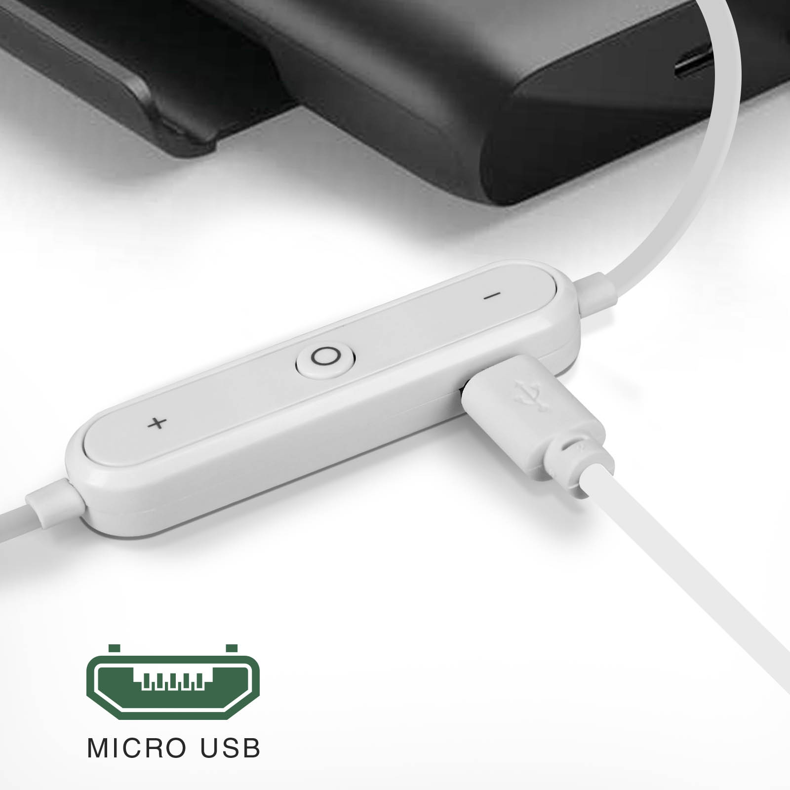 Controllo cuffie bianco con pulsanti più, meno e cavo USB collegato. Dispositivo nero sullo sfondo. Icona Micro USB in basso.