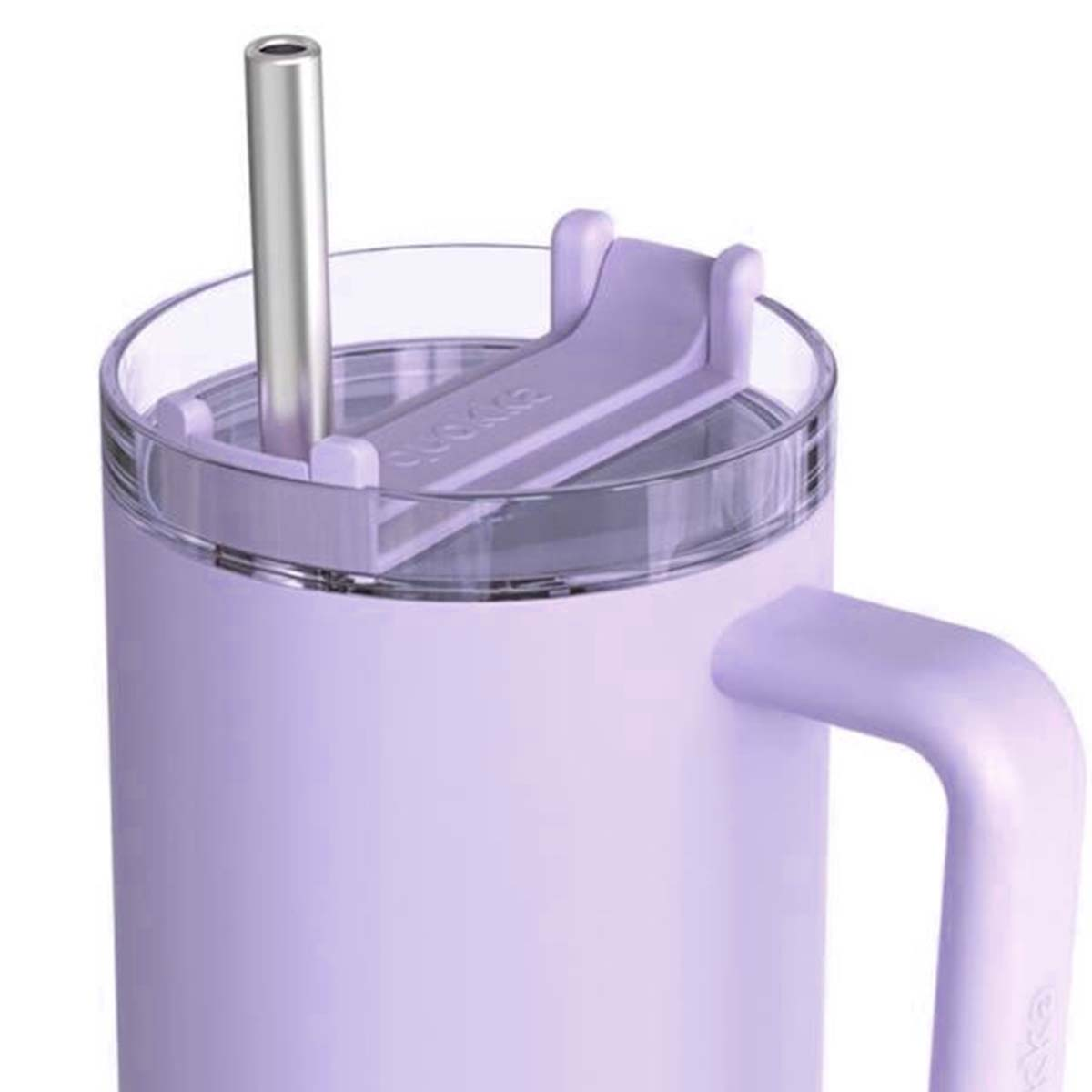 Ein hellvioletter isolierter Becher mit Griff und einem durchsichtigen Deckel. Ein silberner Strohhalm ist eingesetzt, der Deckel hat einen violetten Schieber.