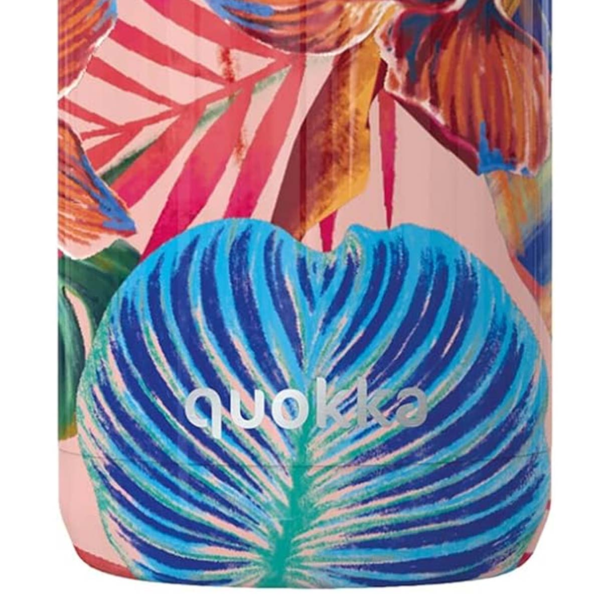 Una borraccia con un design floreale colorato. Una grande foglia blu con la parola 'quokka' in primo piano.