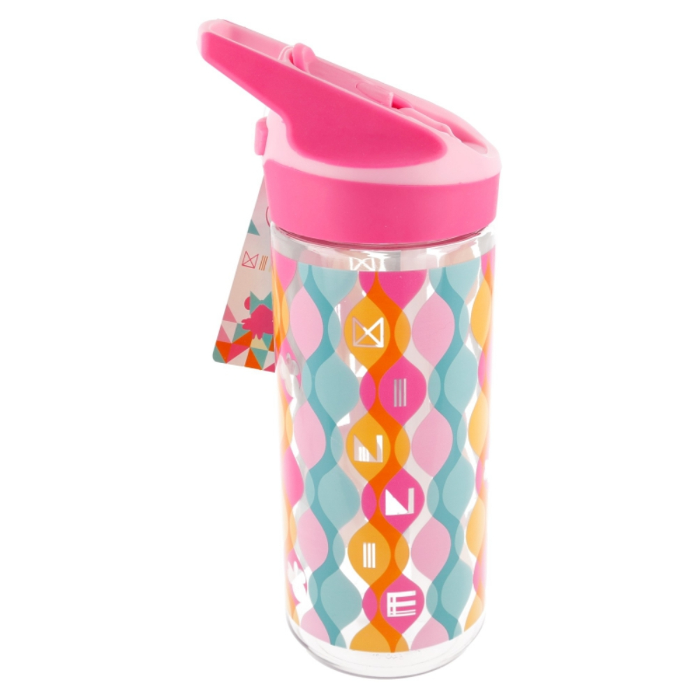 Una bottiglia d'acqua trasparente con tappo e design rosa. La bottiglia ha un tappo rosa e un motivo colorato di forme e colori.