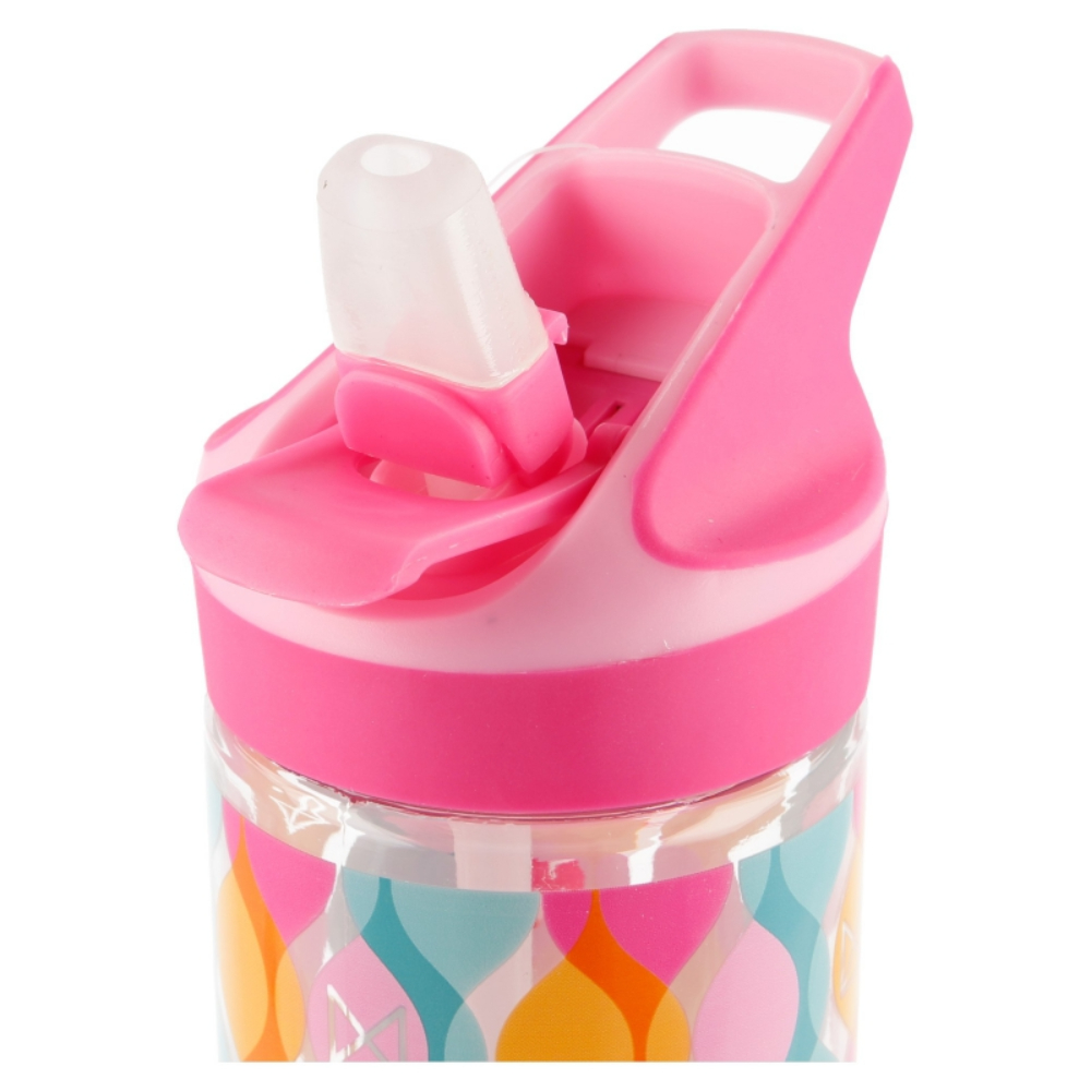 Primo piano di una bottiglia d'acqua rosa e trasparente. Il tappo è aperto. La bottiglia ha un motivo colorato con forme rosa, blu e arancioni.