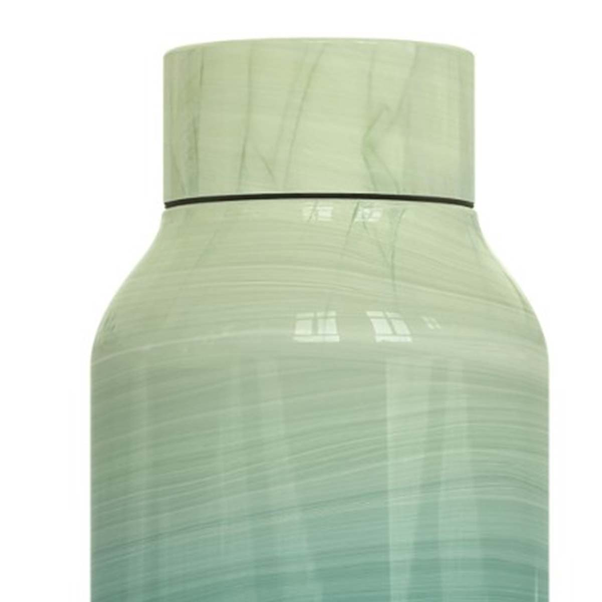 Primer plano de una botella de agua verde y blanca veteada. La parte superior tiene forma cilíndrica y el cuerpo es redondeado.