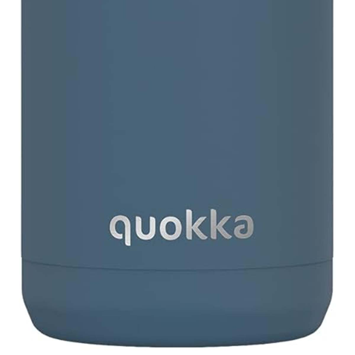 Un bicchiere blu con il marchio 'quokka' in argento. Il bicchiere ha una base arrotondata e una superficie liscia.