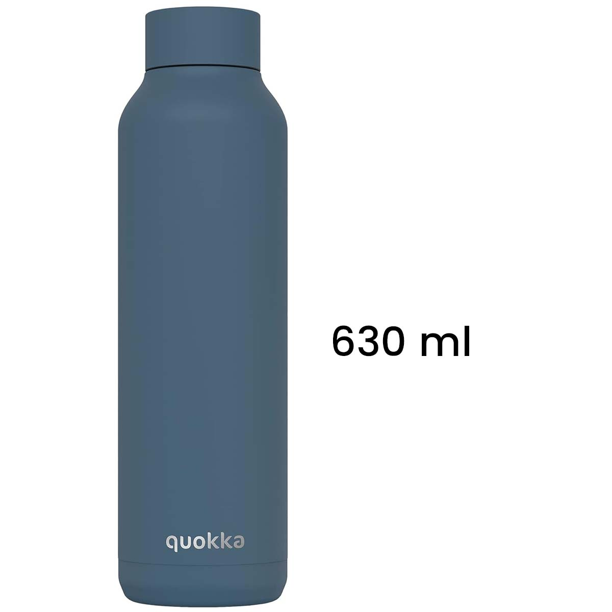 Una borraccia Quokka blu, capacità 630 ml, è su sfondo bianco. La bottiglia è cilindrica.