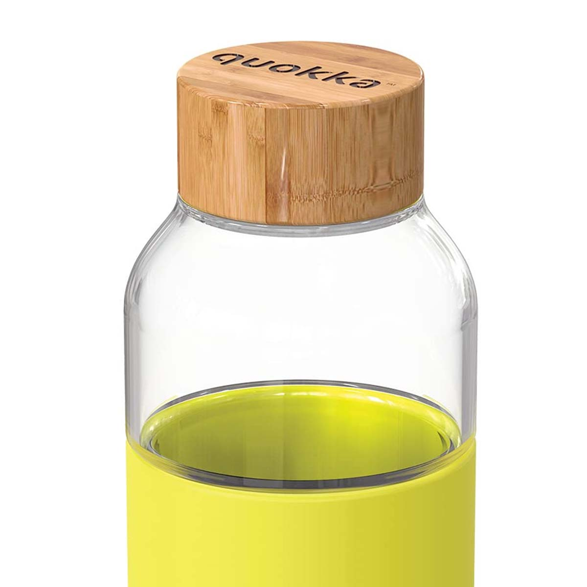 Una botella de agua de vidrio transparente con tapa de madera. La parte inferior es amarilla. La marca 'quokka' está en la tapa.