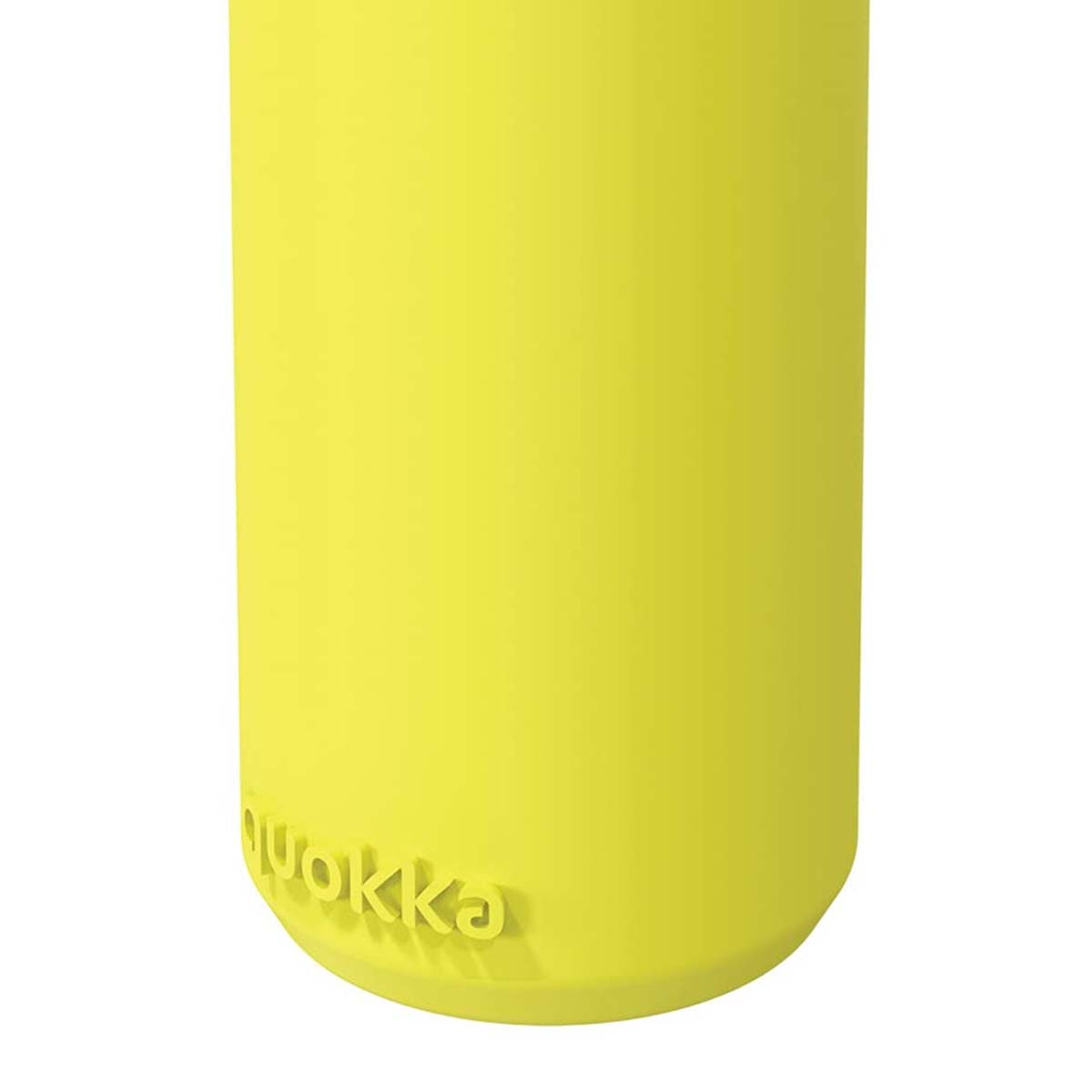 Primer plano de una botella de agua amarilla con 'Quokka' en relieve en la parte inferior. La botella es cilíndrica y el fondo es blanco.
