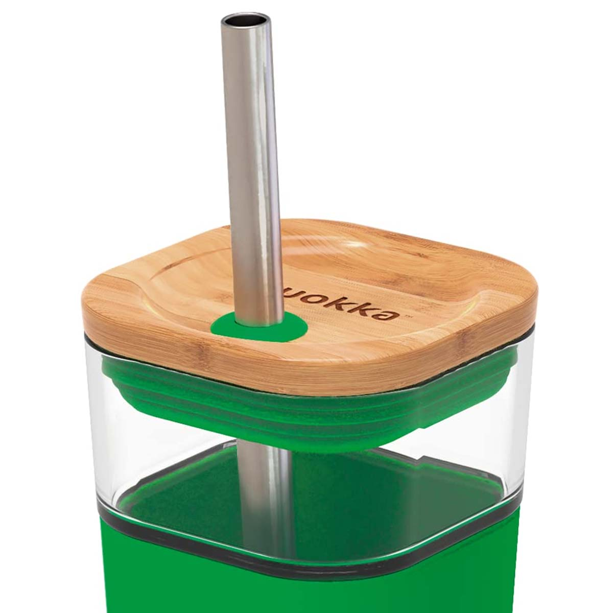 Ein grüner und klarer Becher mit einem Holzdeckel und einem Metallstrohhalm. Auf dem Deckel steht das Wort 'yokka'.